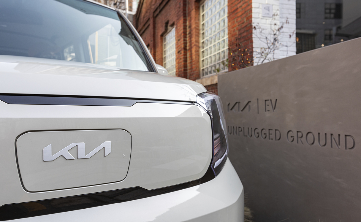 레이 EV의 앞모습과 충전구