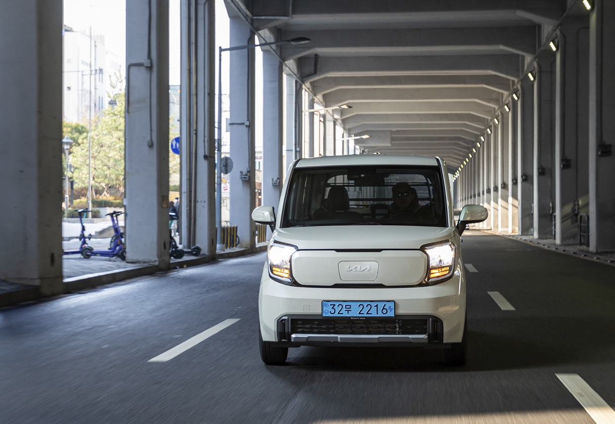 레이 EV의 주행 모습