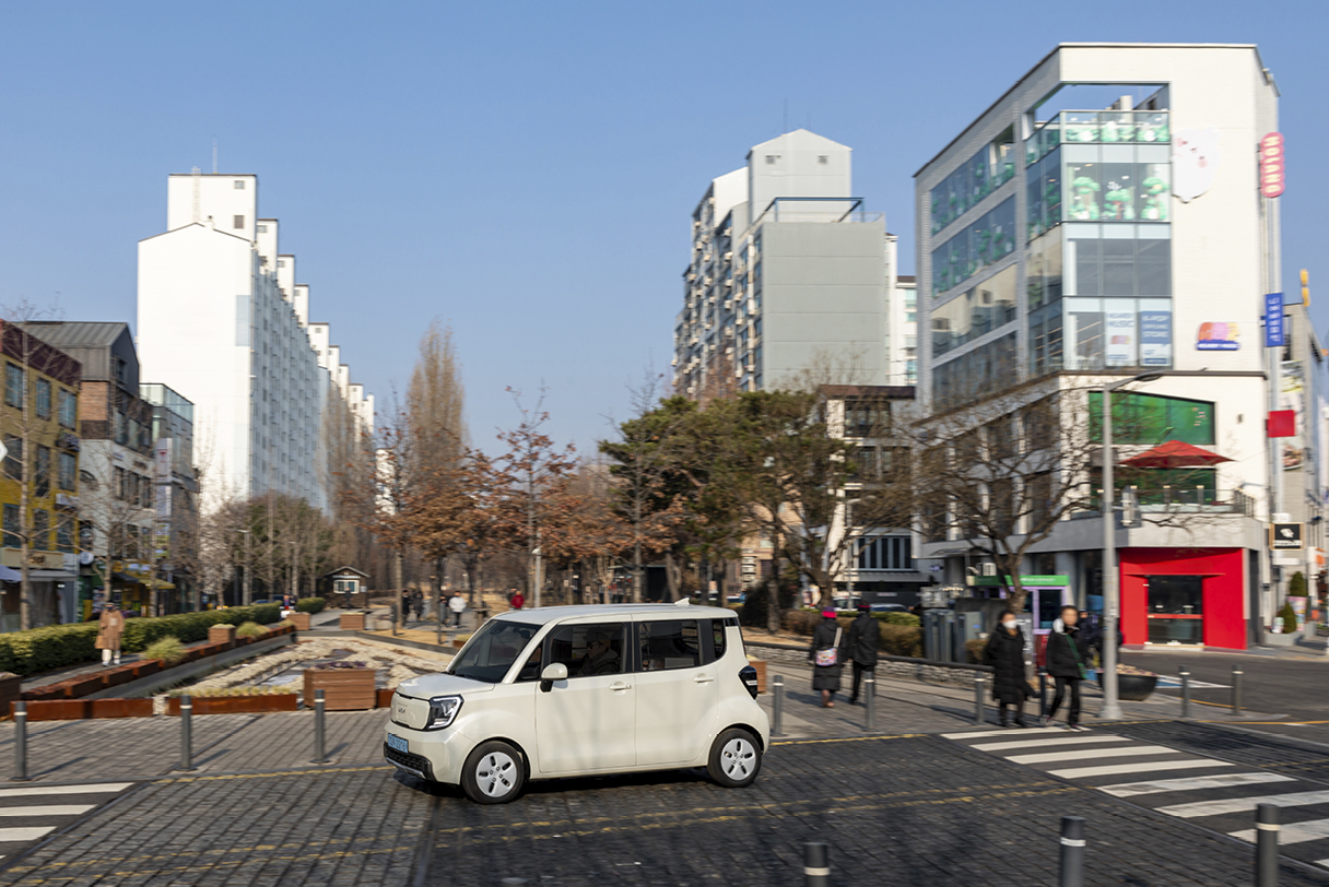 도심 도로를 주행하는 레이 EV