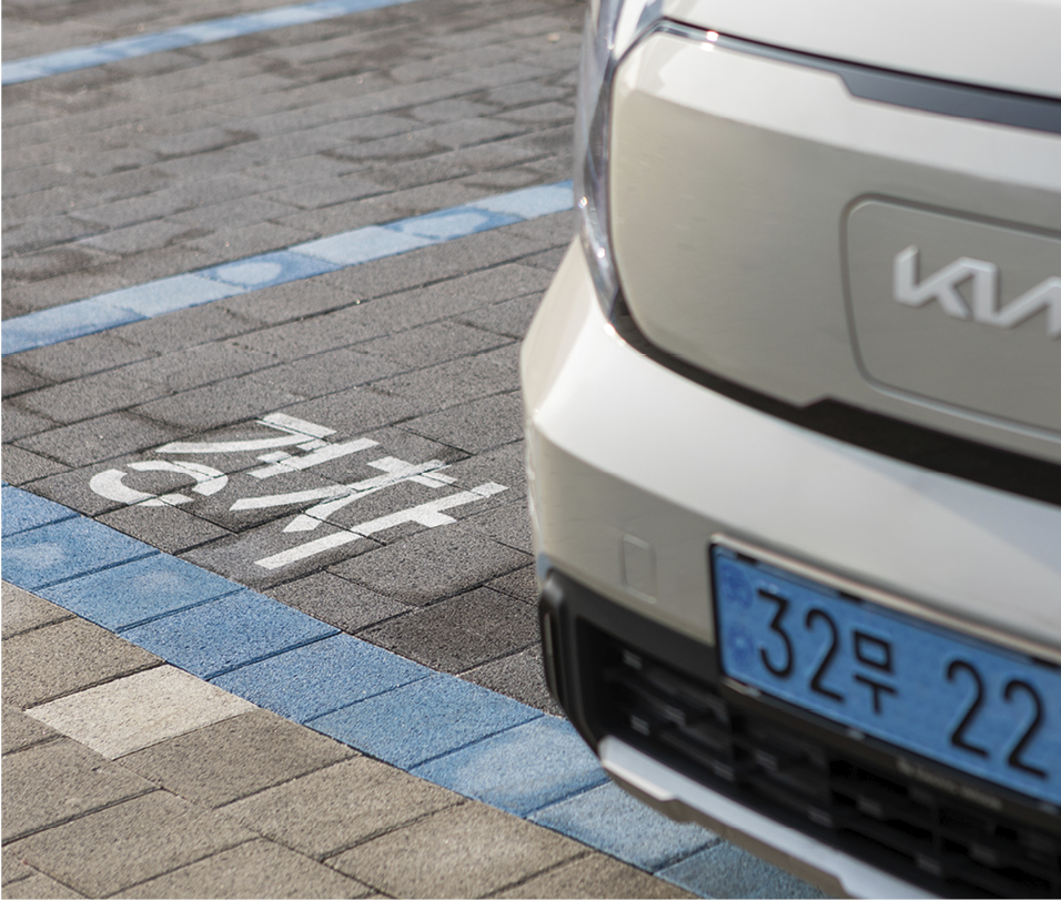경차 전용 주차 공간에 주차한 레이 EV
