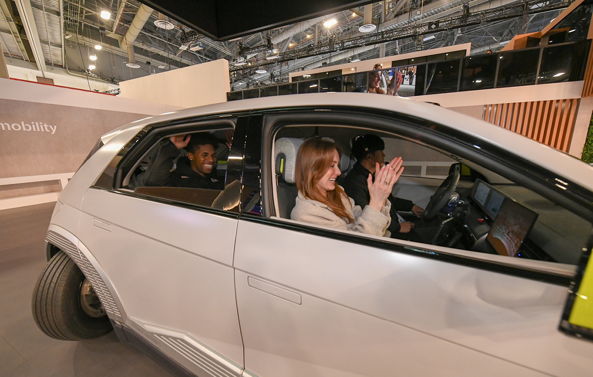 Viewers applauding while test driving the Mobion