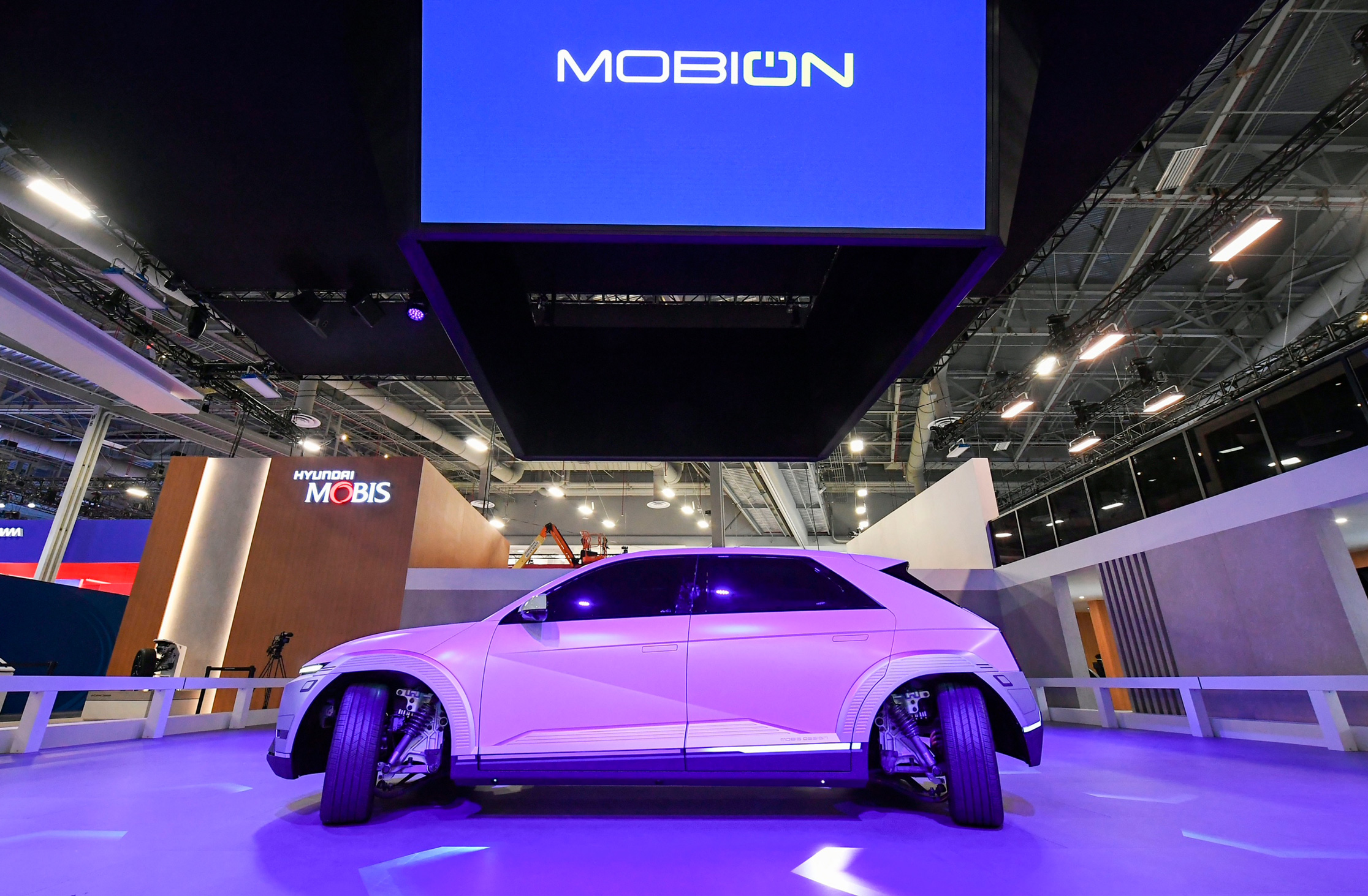 현대모비스 부스에 전시되어 있는 e-코너 시스템을 탑재한 모비온