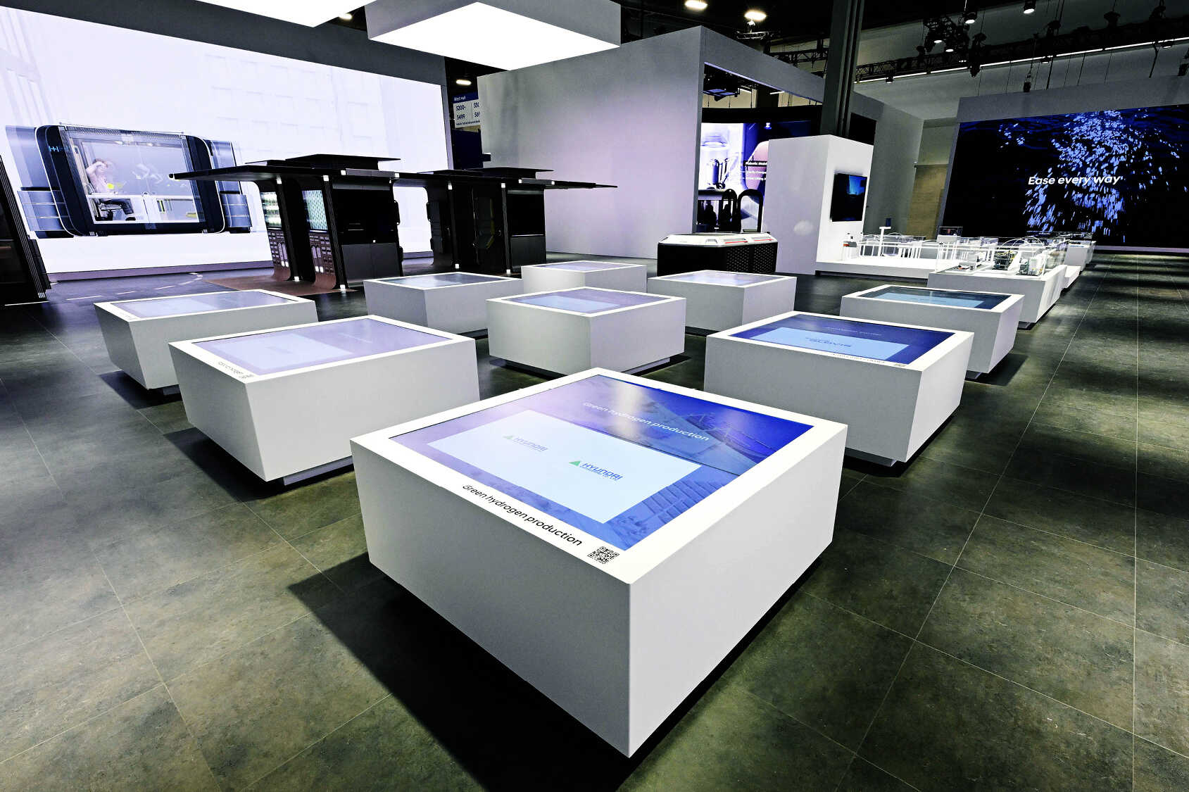 2024 CES 현대 부스 수소 섹션의 미디어 테이블