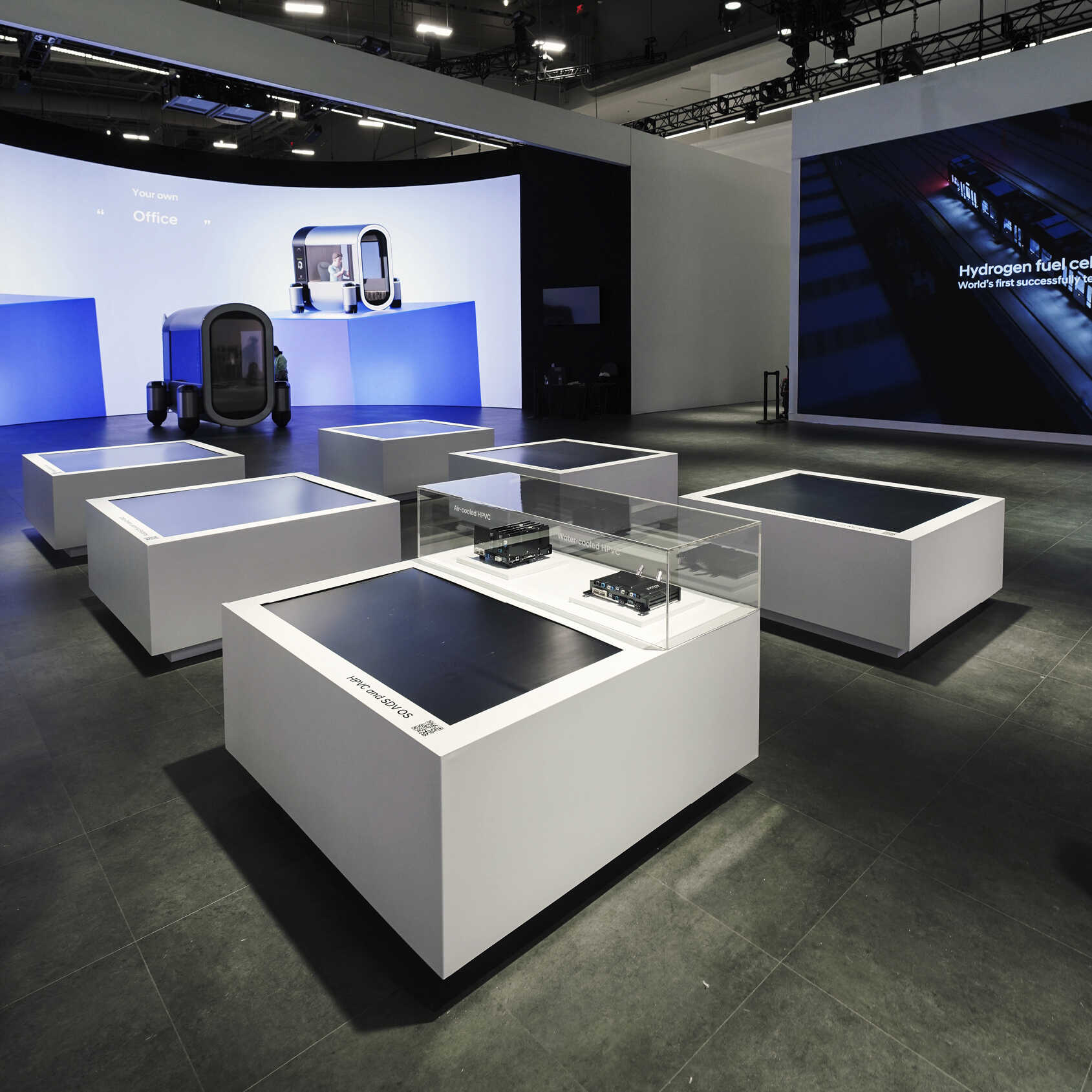 2024 CES 현대차 부스 SDV 섹션의 미디어 테이블