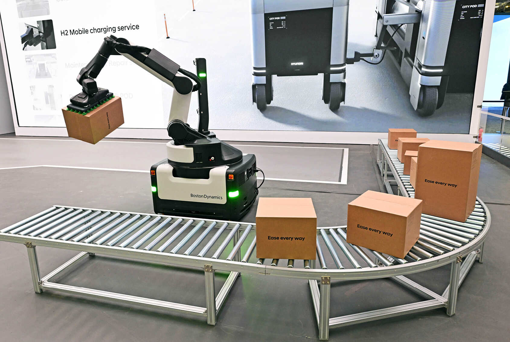 현대차 물류 상하차 로봇 스트레치의 전시 모습