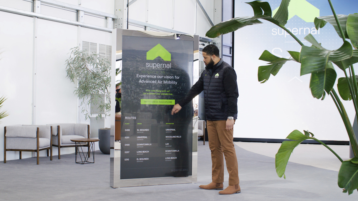 AAM 운항 정보를 표기하는 대형 키오스크