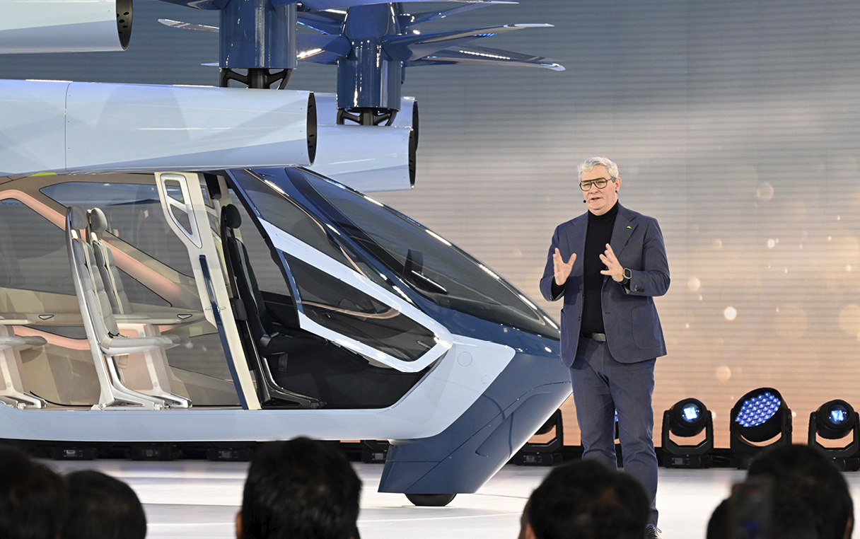 연설 중인 루크 동커볼케 사장