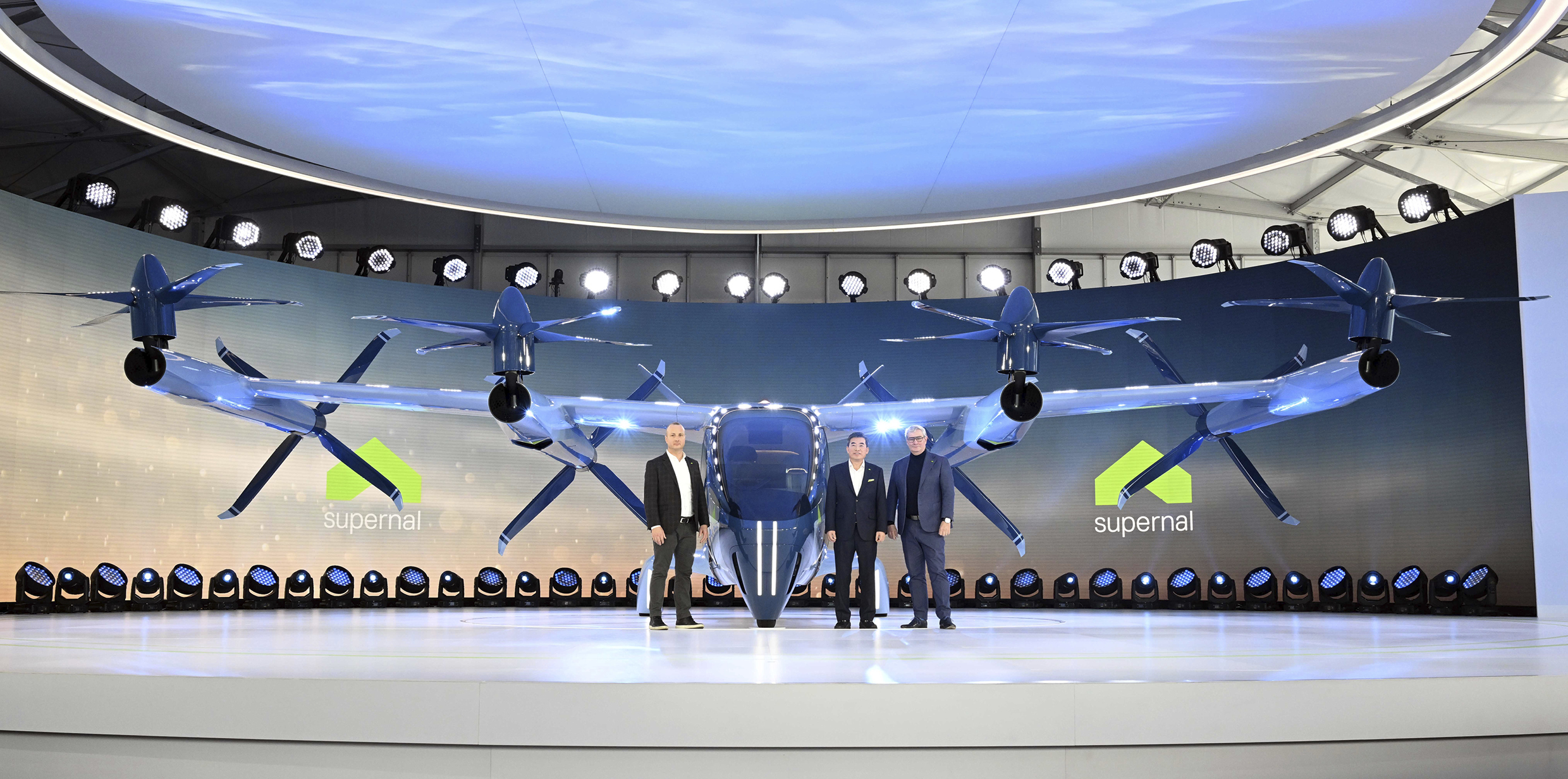 S-A2와 포즈를 취하고 있는 신재원 사장과 루커 동커볼케 사장