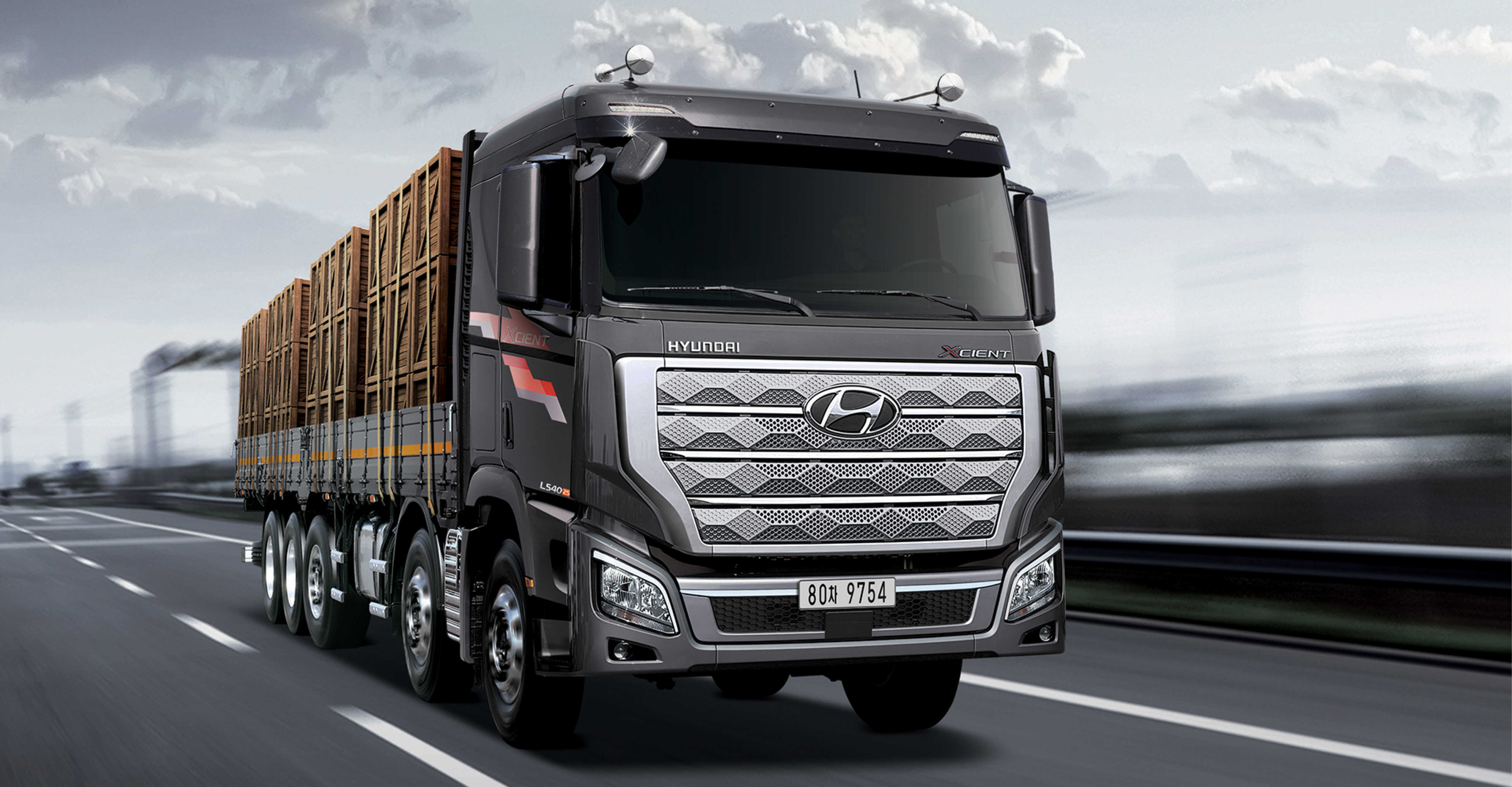 주행 중인 엑시언트 트럭