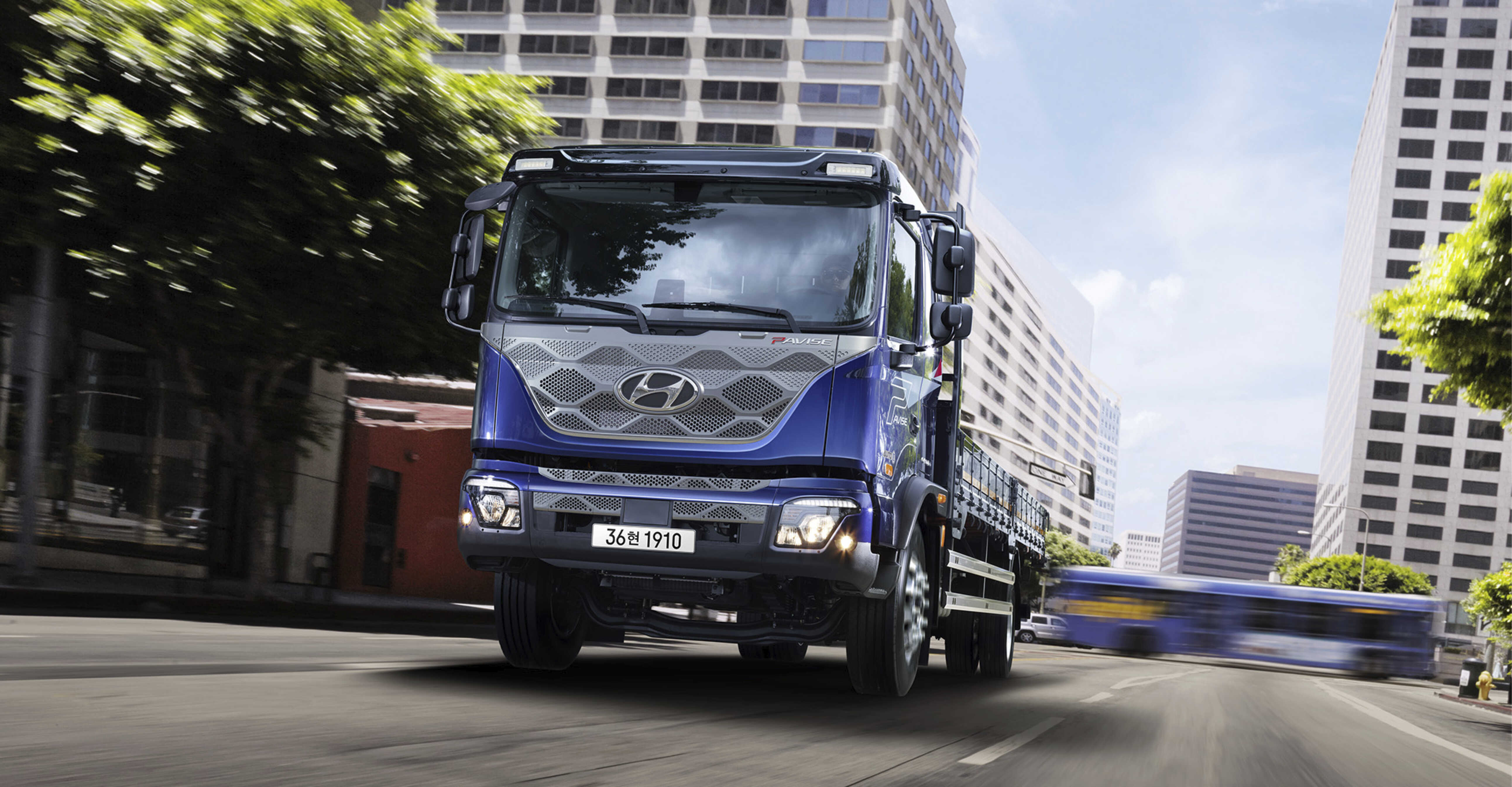 도심을 주행 중인 더 뉴 파비스