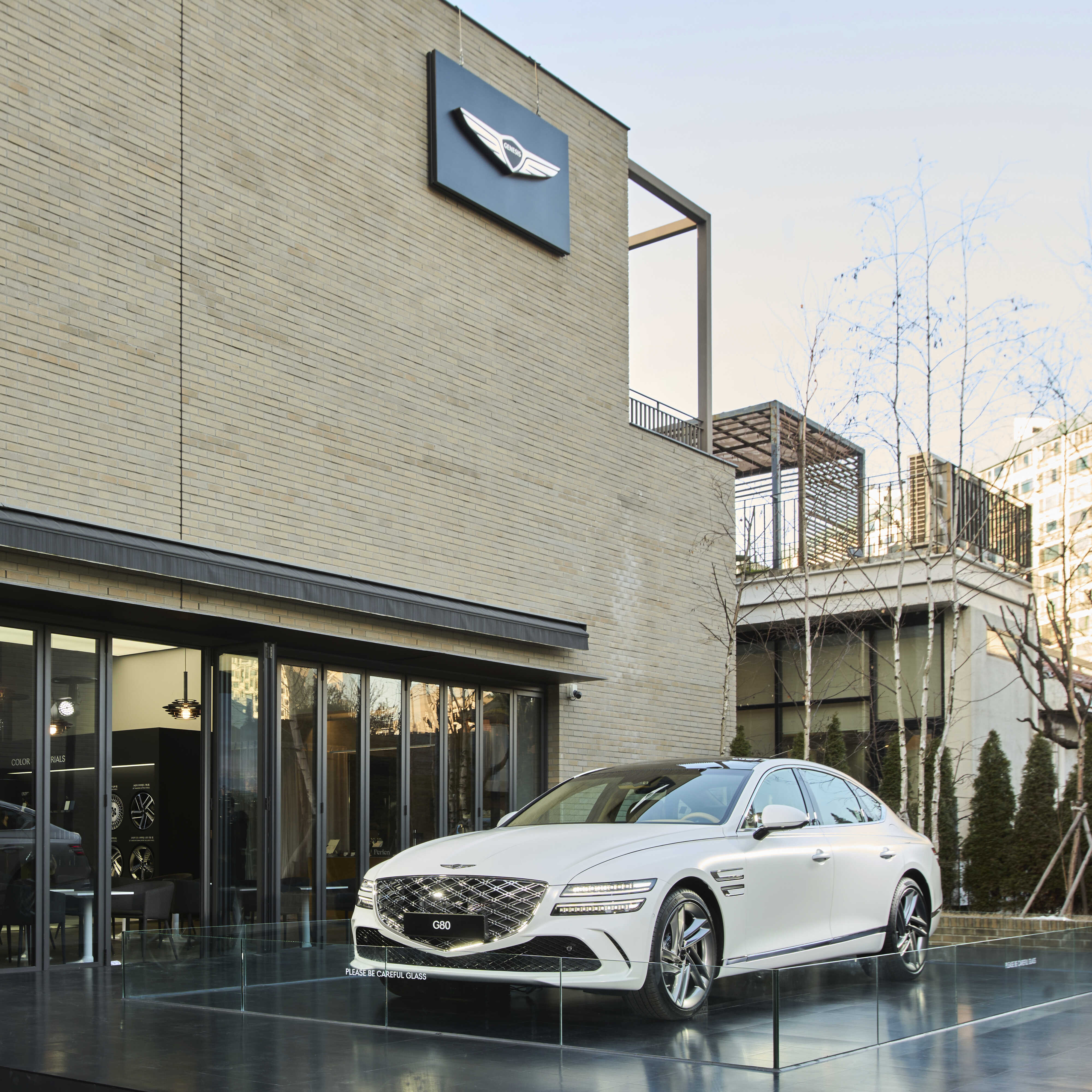전시장 앞에 서있는 하얀색 G80의 모습