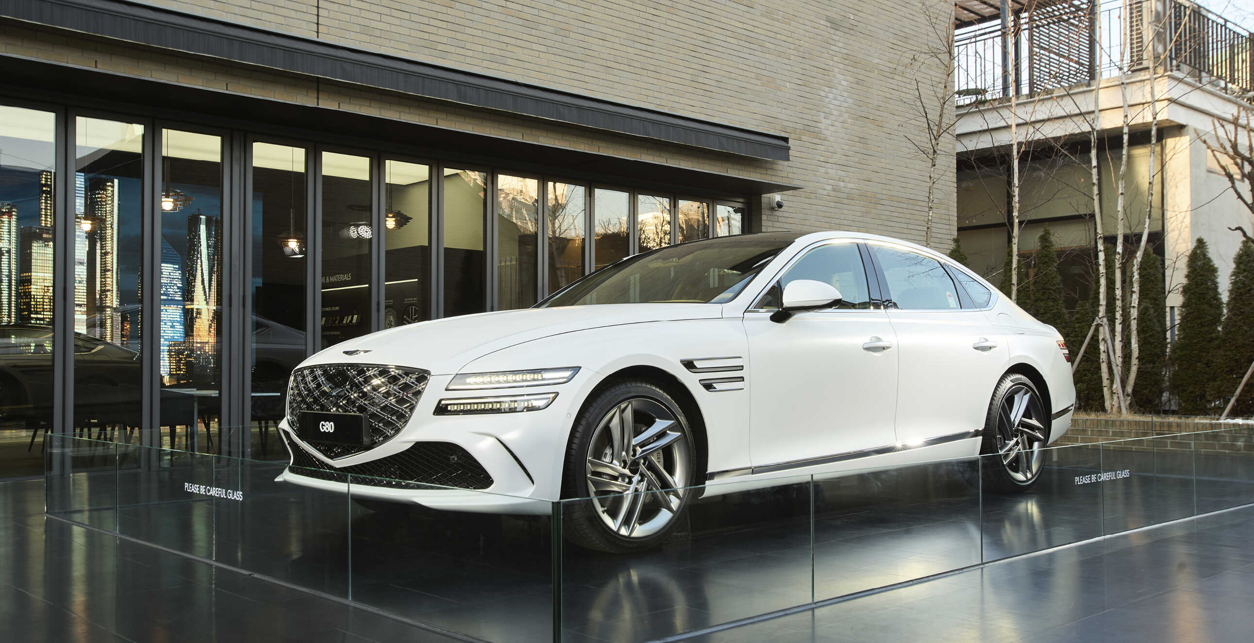 전시장 앞에 서있는 하얀색 G80의 모습