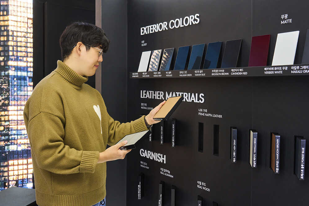 G80 전시를 기획한 제네시스 담당자가 컬러칩을 살펴보는 모습