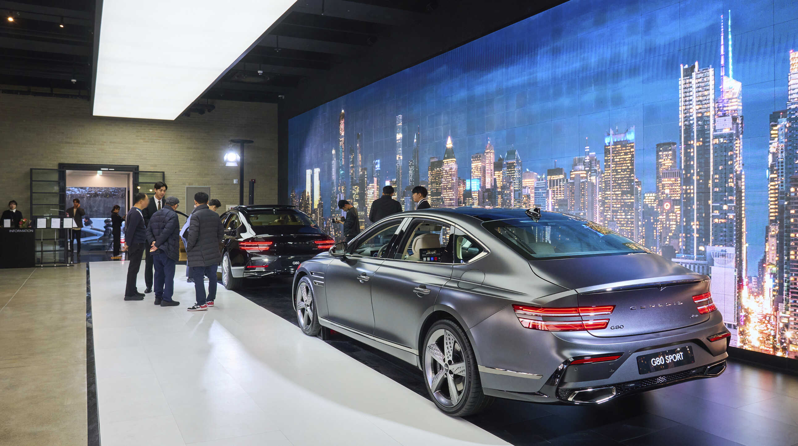 G80 전시장 메인 스테이지의 G80 모습