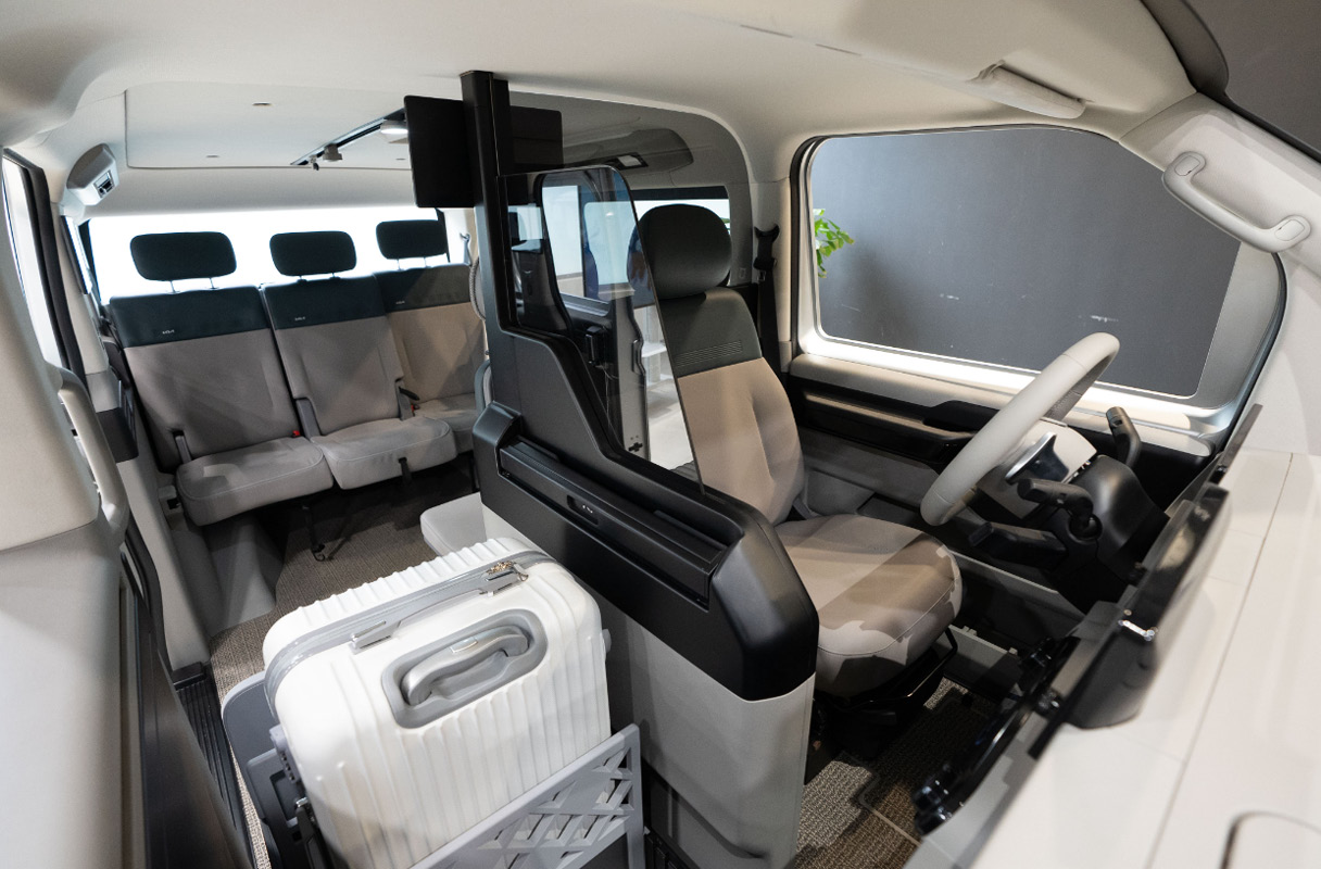 미래 모빌리티로 주목받는 기아 PBV가 다양한 실내 공간으로 사용자 경험을 제공하는 모습