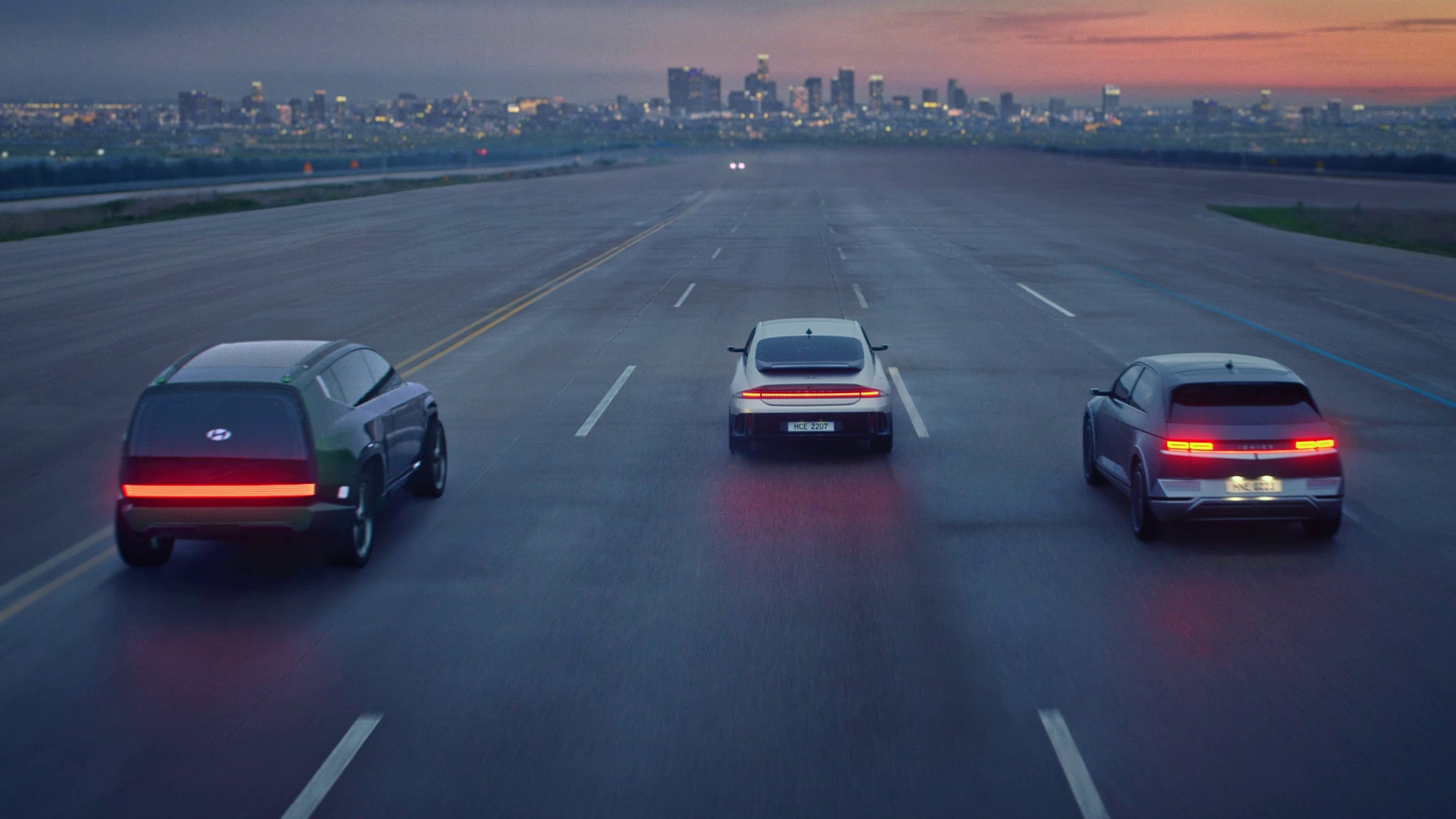 주행하는 아이오닉 5와 아이오닉6 및 세븐 콘셉트 모델