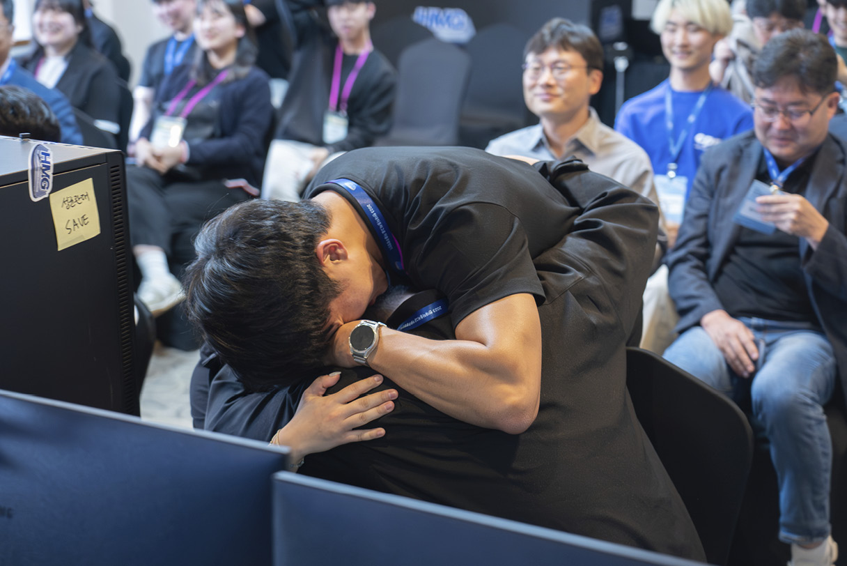 자율주행 챌린지 경기에서 얼싸안고 있는 SAVE팀 멤버들