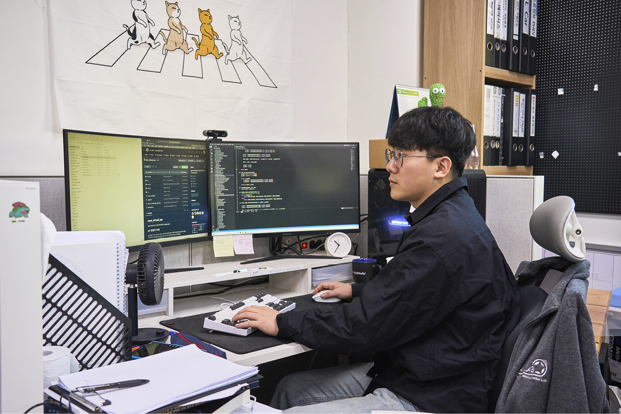 알고리즘을 코딩하고 있는 박영근 팀장