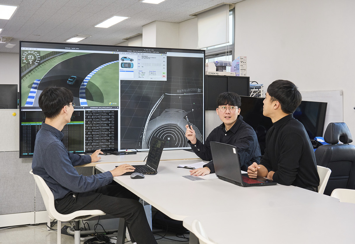 SAVE팀이 의견을 나누고 있다