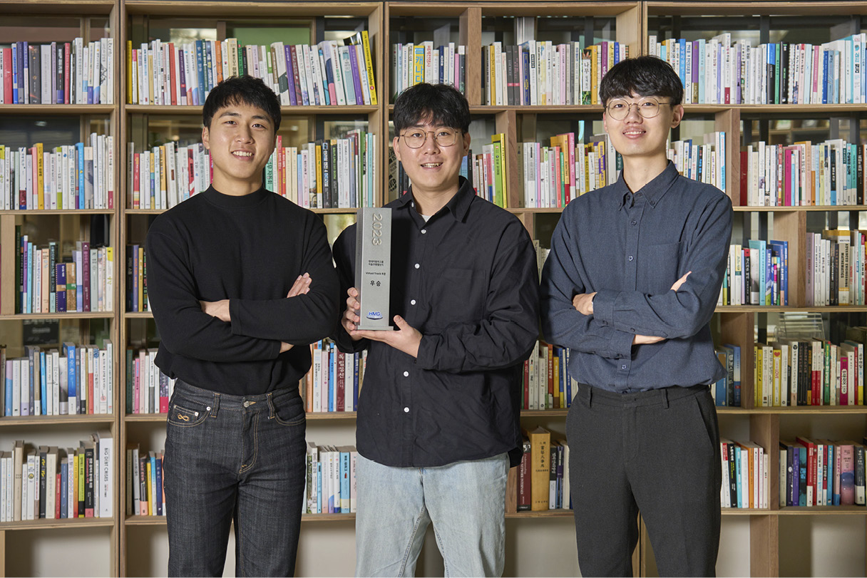 SAVE 팀 멤버들이 버추얼 트랙 부문 트로피를 들고 포즈를 취하고 있다