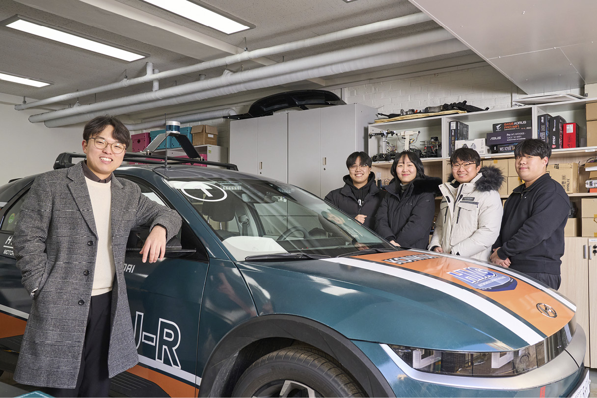 참가 차량과 함께 포즈를 취하고 있는 AutoKU-R 팀 멤버들
