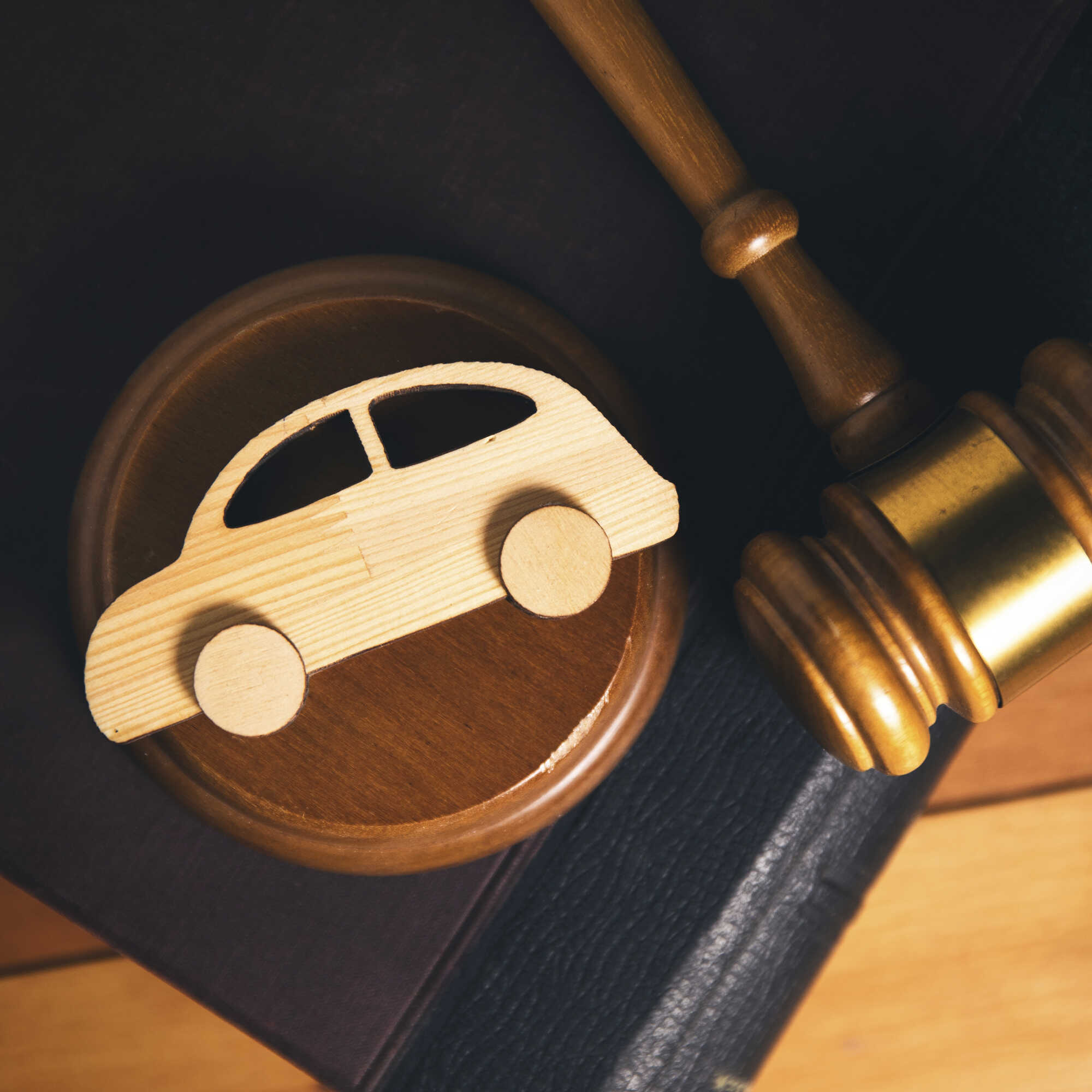 판결봉과 자동차 모형이 놓여 있는 모습