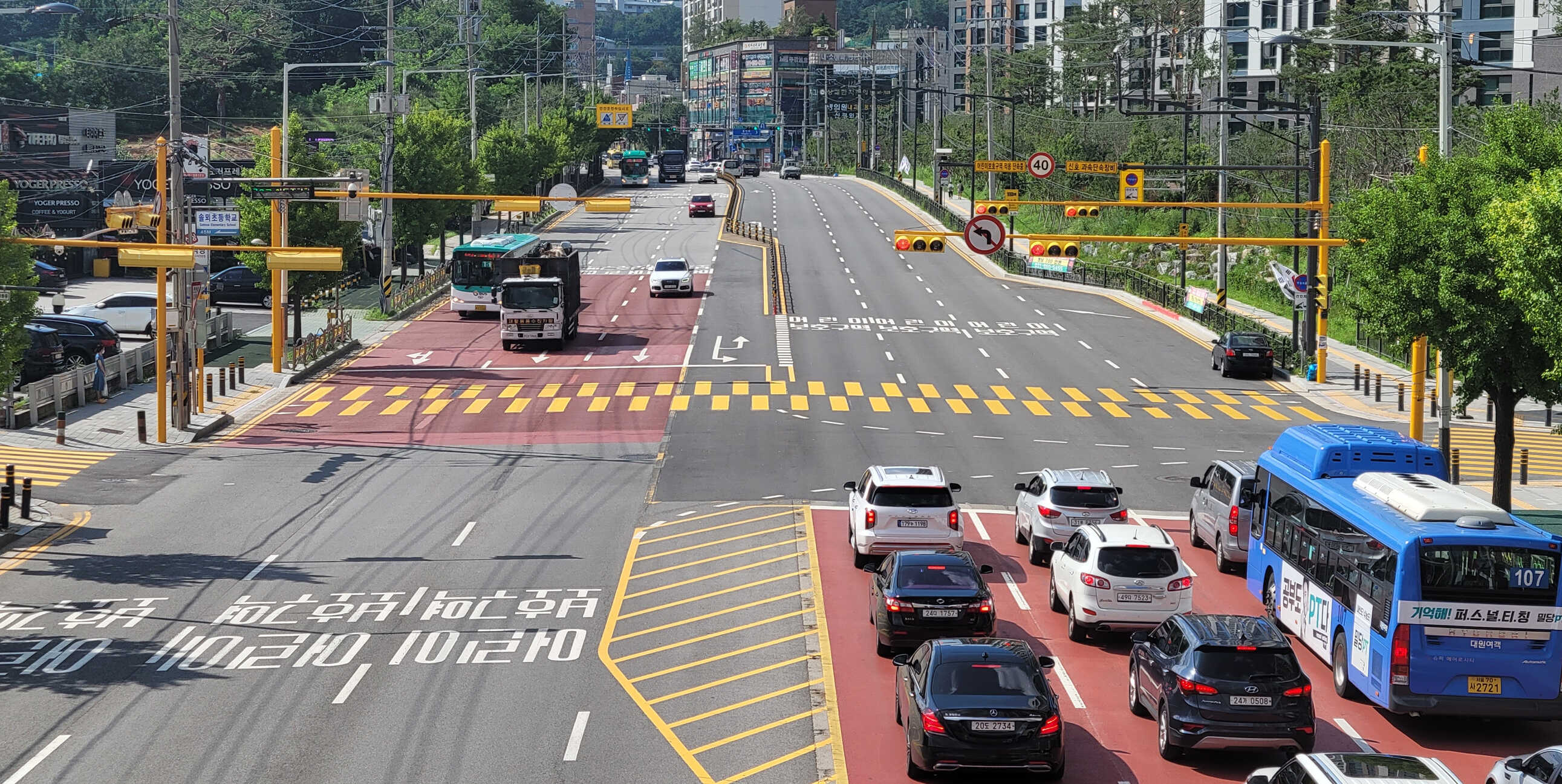 노란색 횡단보도가 그려진 어린이 보호구역의 모습