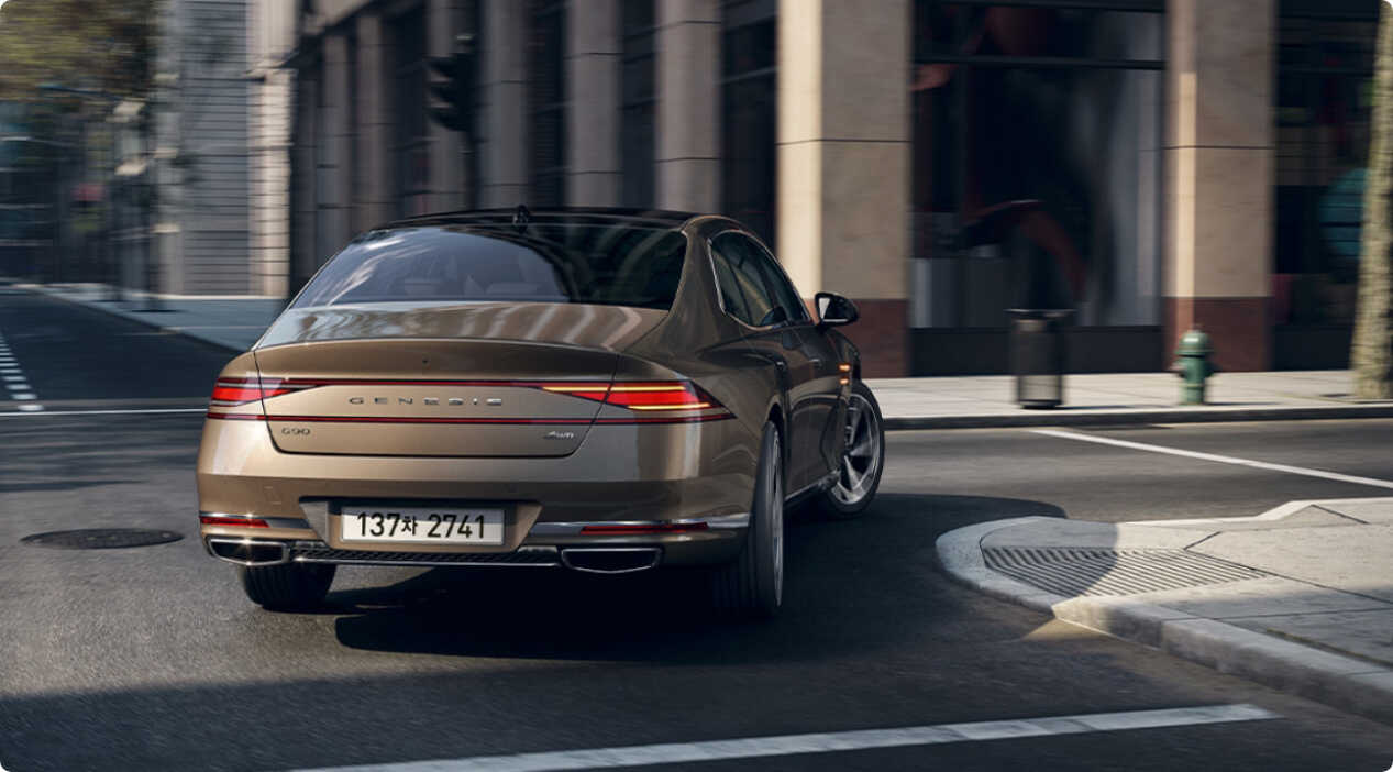 교차로에서 우회전을 하고 있는 제네시스 G90의 뒷모습