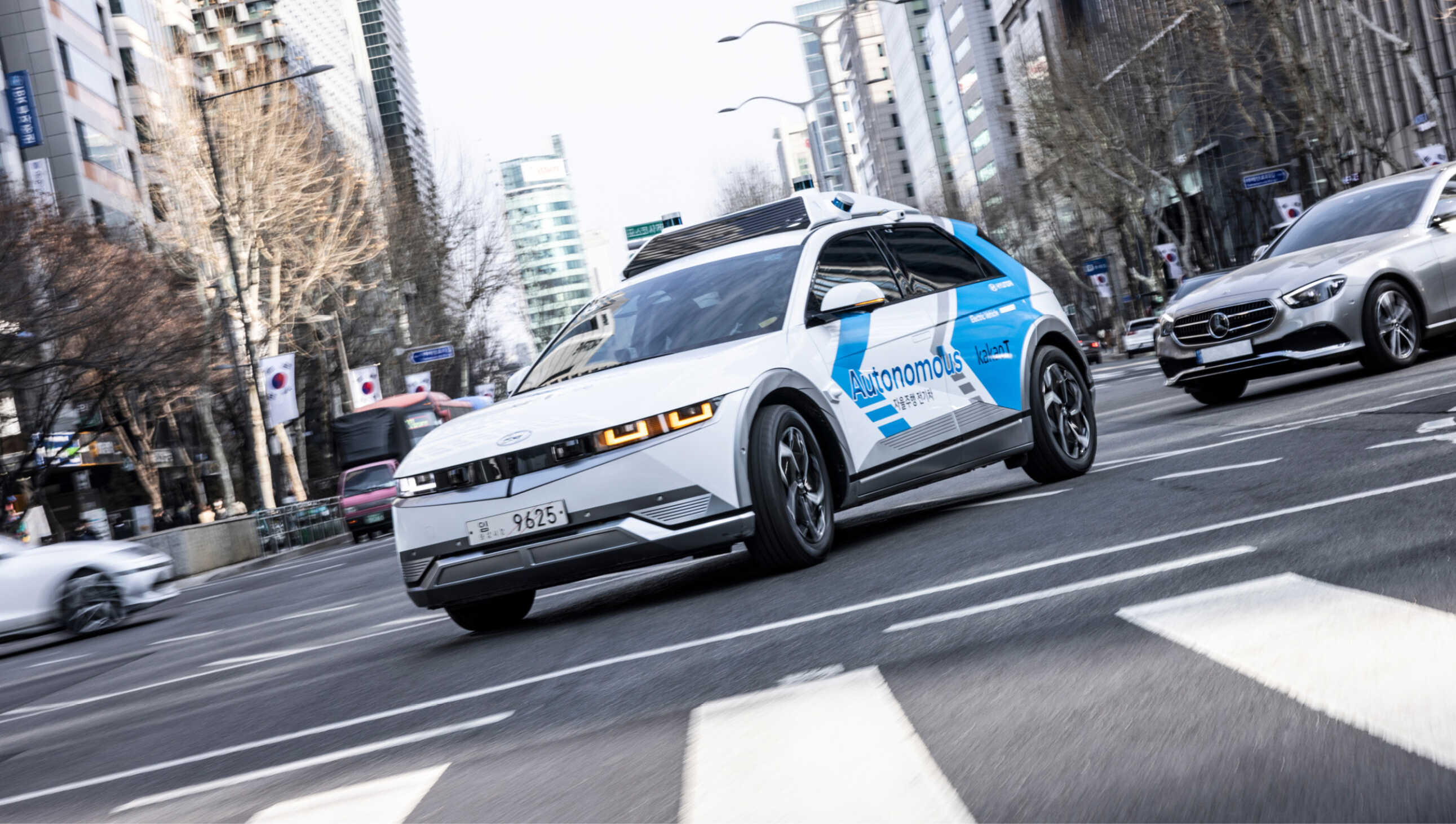 교차로에서 좌회전을 하고 있는 자율주행 아이오닉 5