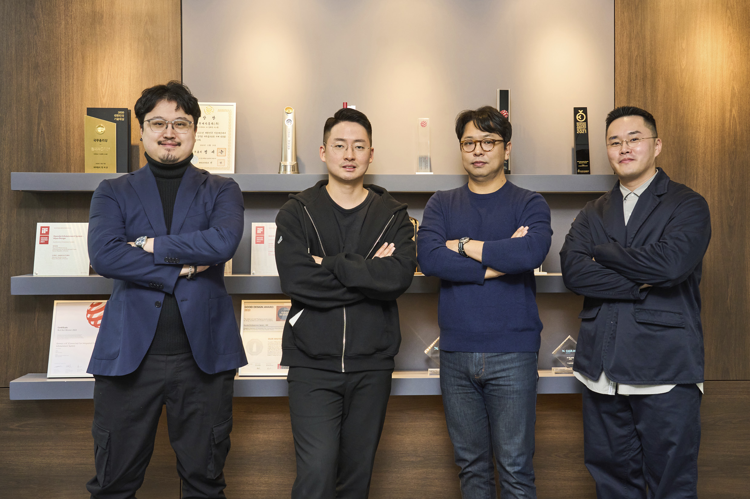 현대차그룹의 인포테인먼트 시스템을 개발한 개발자들이 나란히 서서 포즈를 취하고 있다