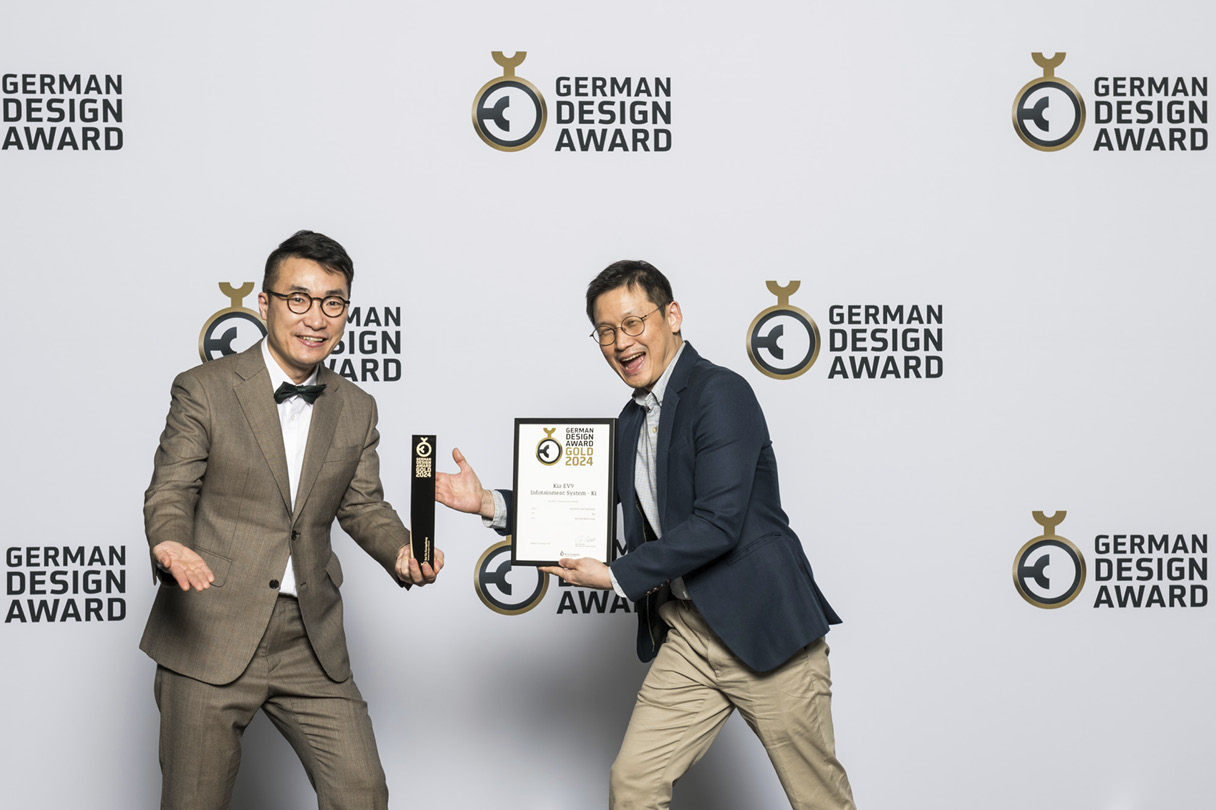 독일 프랑크푸르트에서 열린 시상식에 참석한 개발자들이 상패를 들고 포즈를 취하고 있다