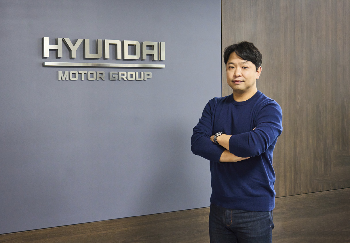 팔장을 끼고 서 있는 인포테인먼트모바일개발팀 김영준 파트장의 모습