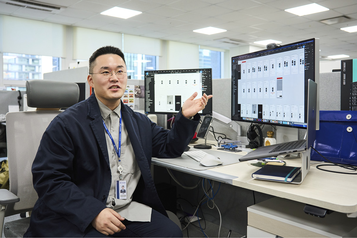 의자에 앉아 마이 제네시스를 설명하고 있는 권혁빈 연구원