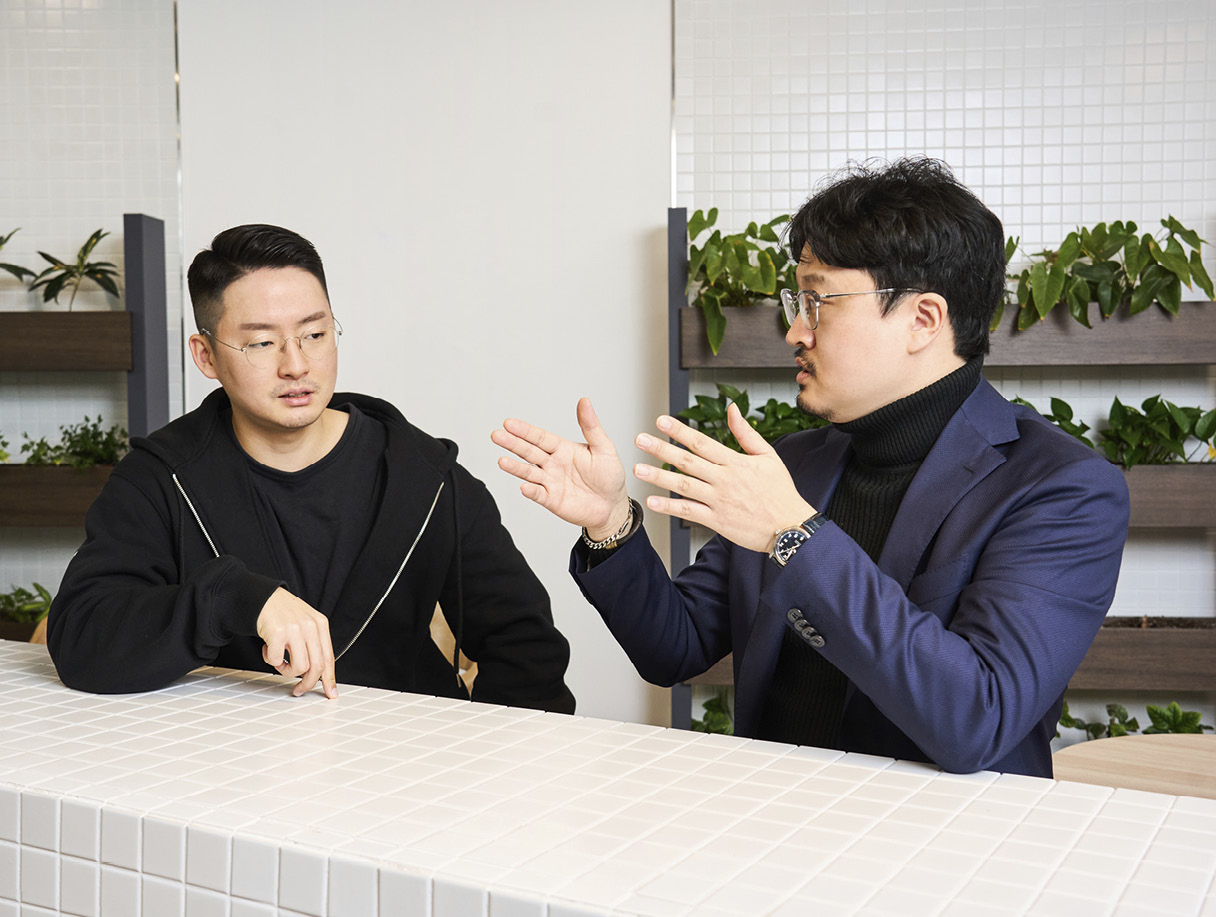 테이블에 앉아 인포테인먼트 시스템에 대해 이야기를 나누는 연구원들