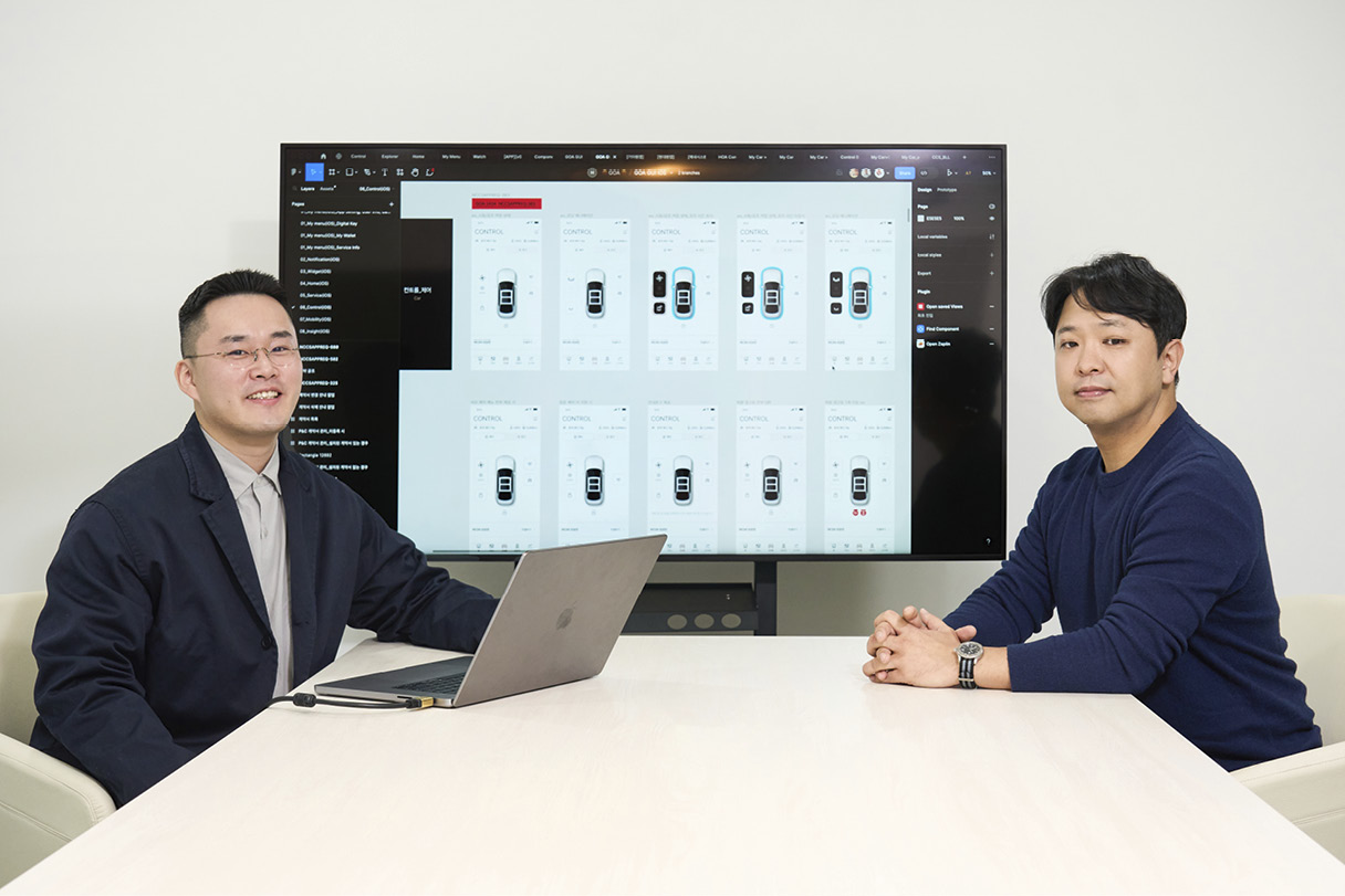 이야기를 나누고 있는 두 연구원