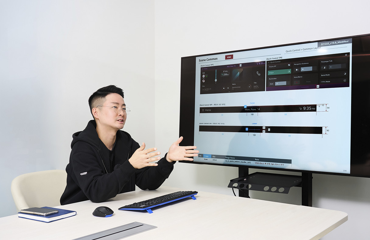 현대 산스 UI에 대해 설명하고 있는 연구원