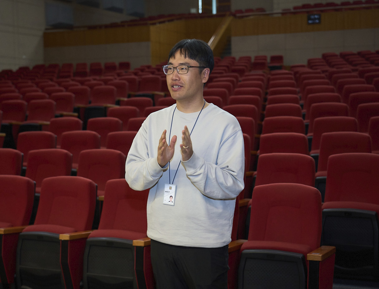 성명환 책임매니저가 인터뷰 질의에 답변하고 있다