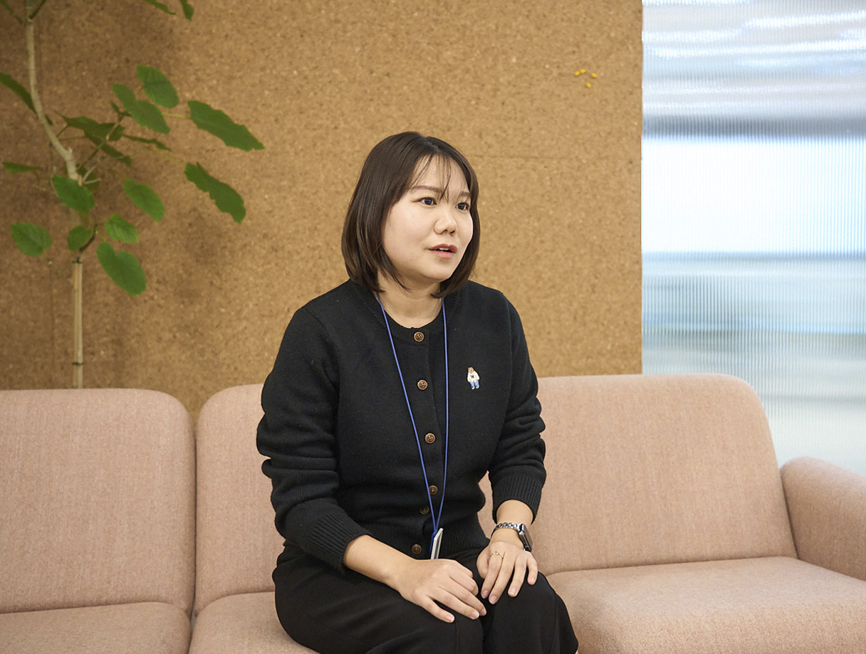 인터뷰에 응답하고 있는 장명희 매니저