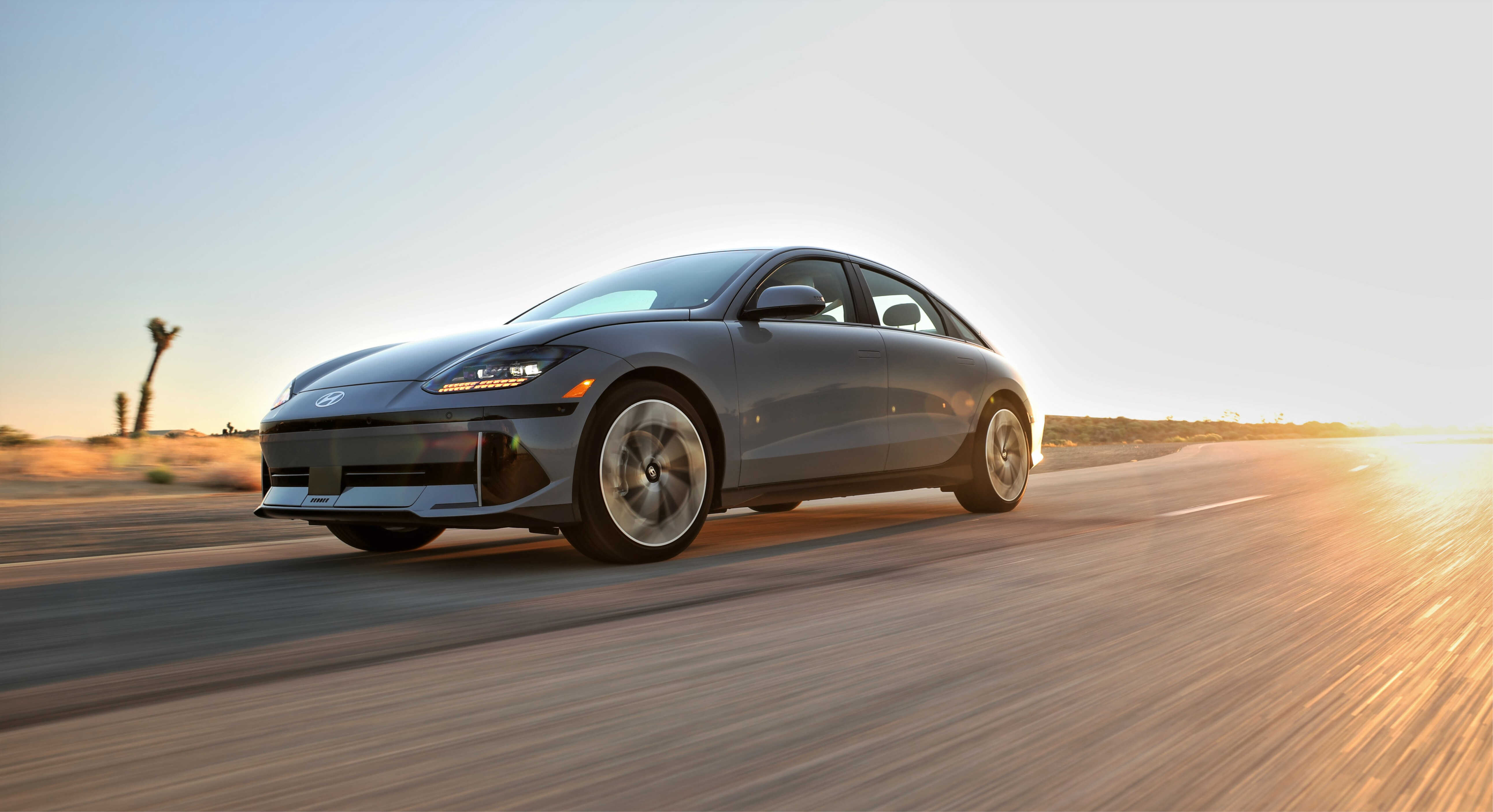 도로를 달리고 있는 자동차