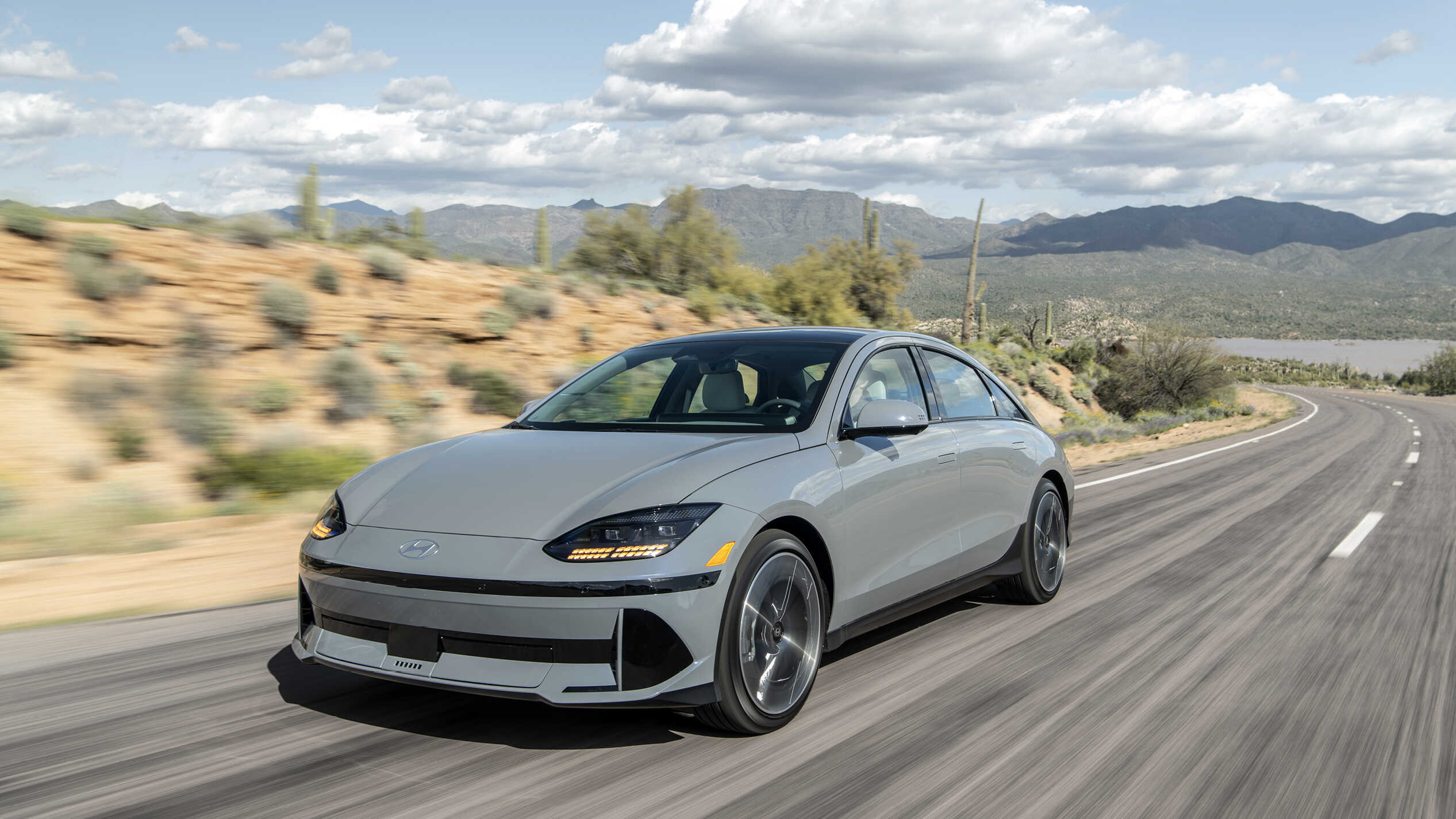 자동차가 도로를 달리고 있다