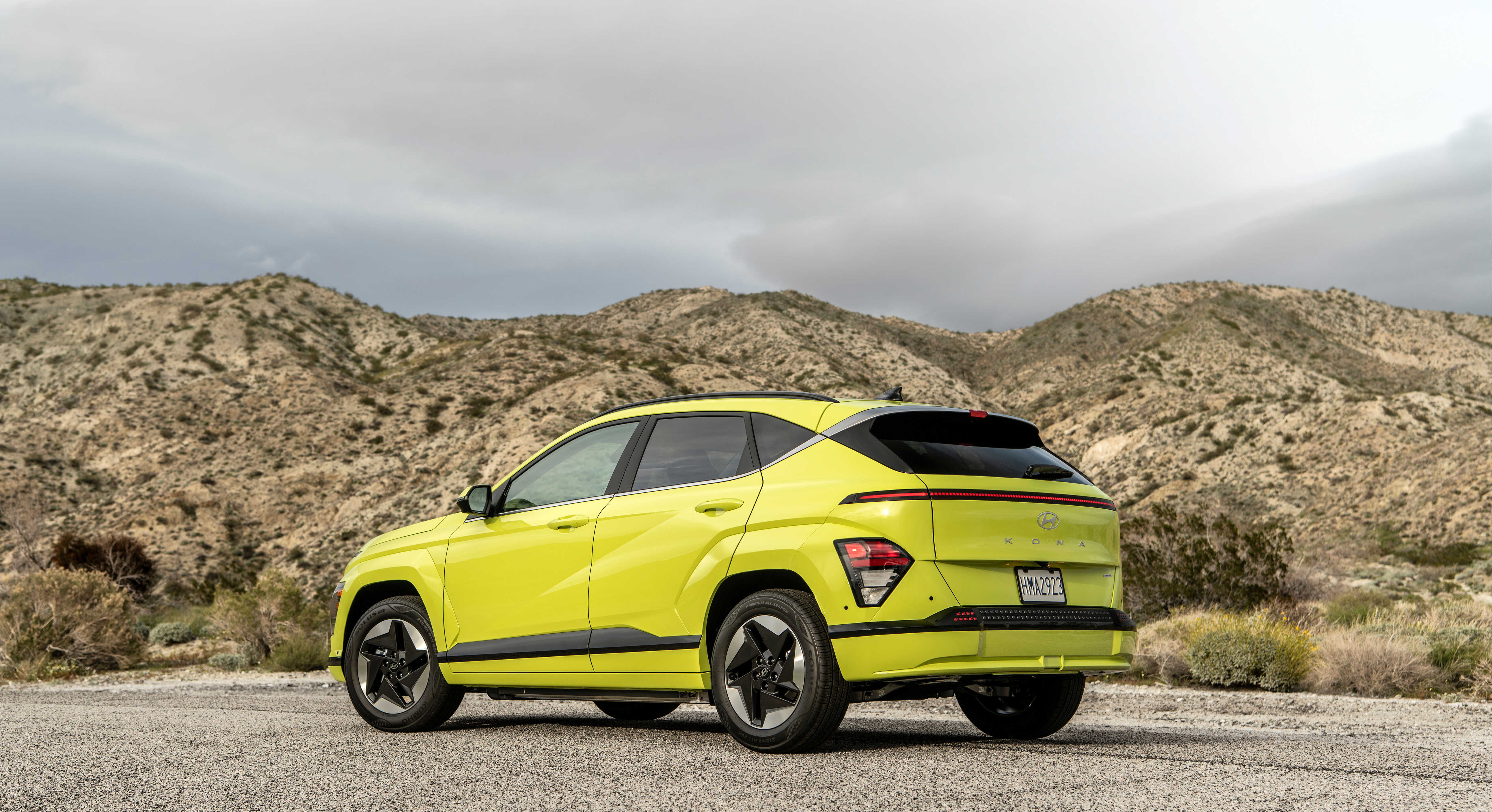 코나 일렉트릭이 도로 위에 서 있다