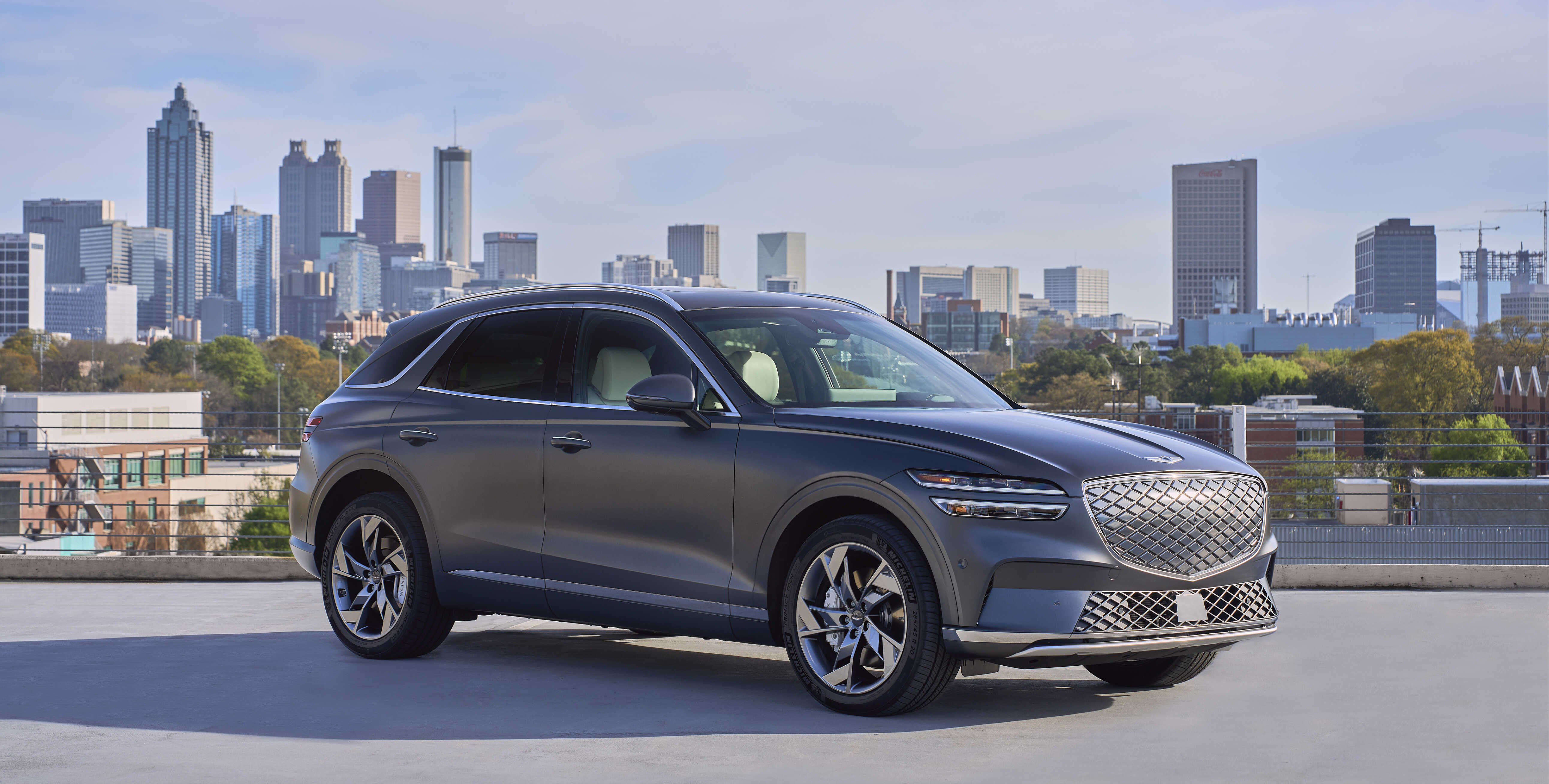 GV70이 도심 속에 서 있다