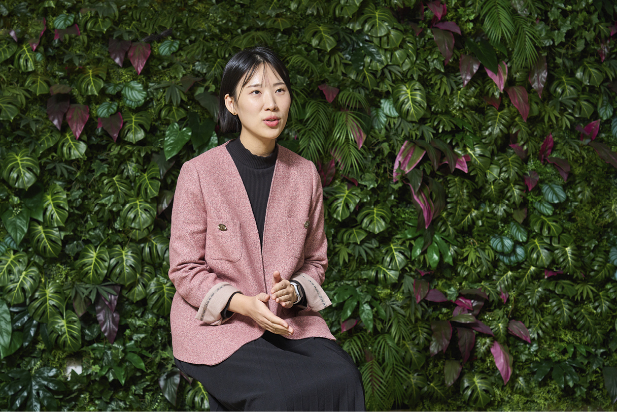 AI 컨퍼런스의 기획 배경에 대해 설명 중인 책임매니저의 모습