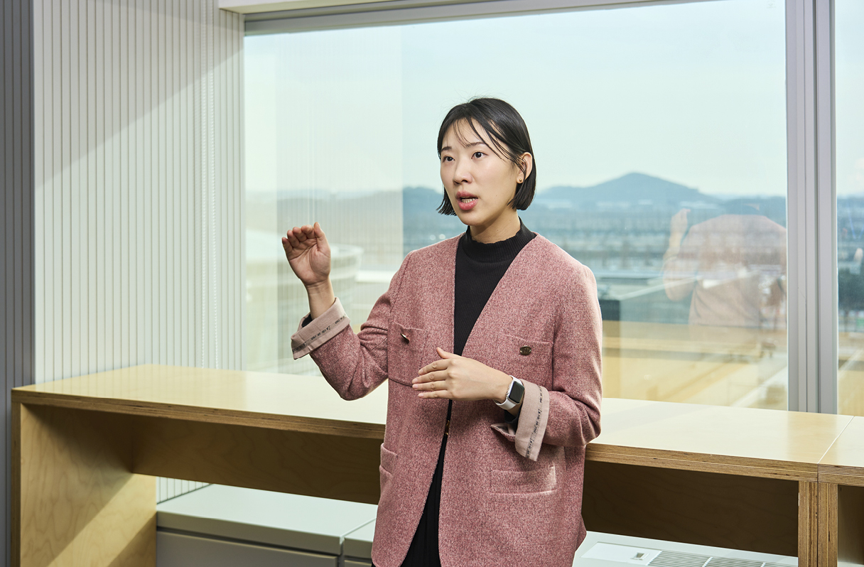 AI 컨퍼런스의 기획 배경에 대해 설명 중인 책임매니저의 모습