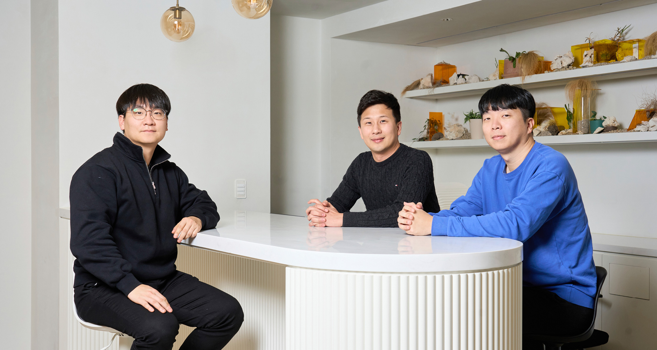 AI 컨퍼런스에서 발표를 진행한 세 명의 연구원들