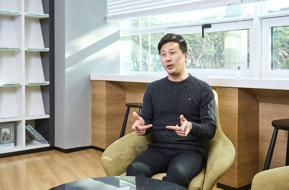 이번 연구 성과에 대해 설명 중인 책임연구원