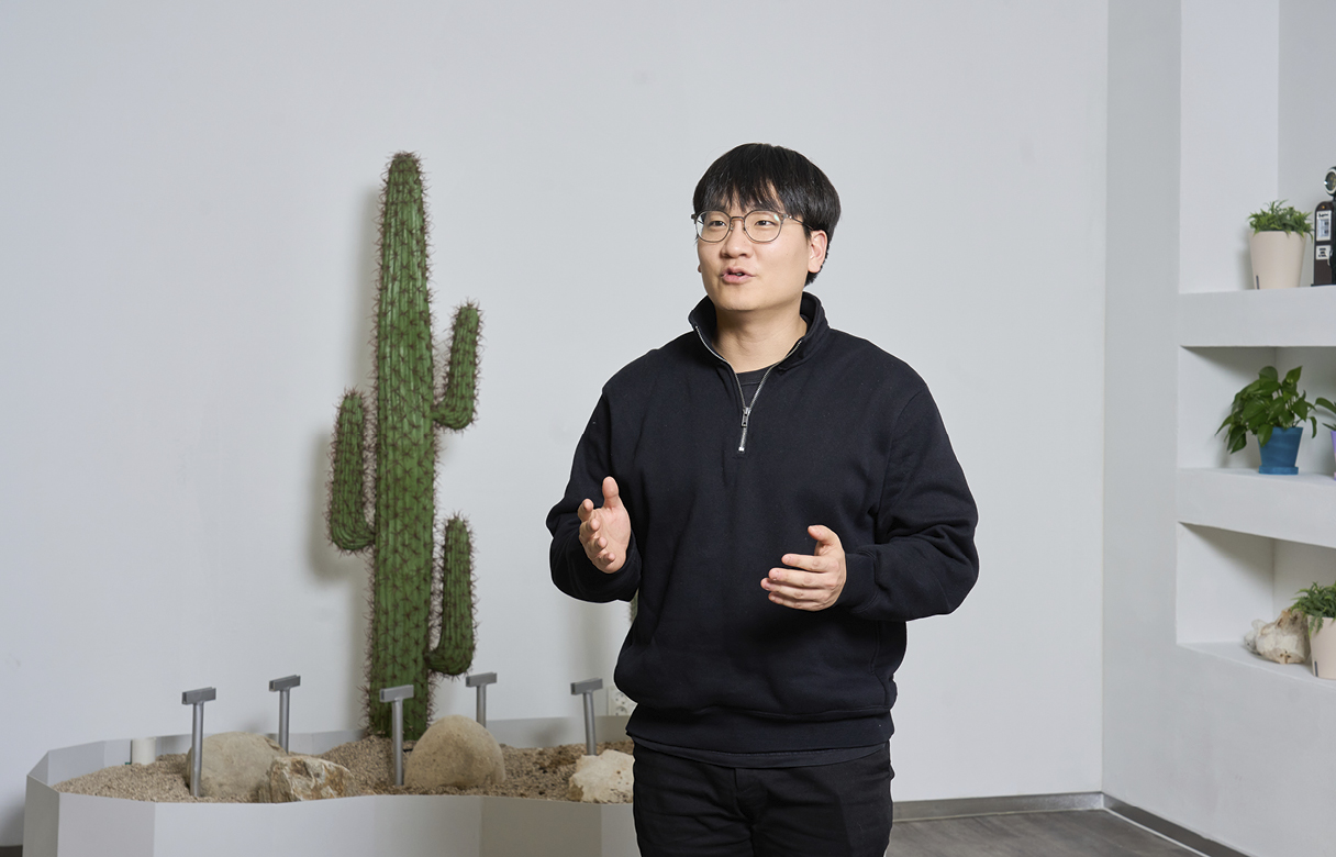 이번 개발 성과에 대해 설명 중인 연구원