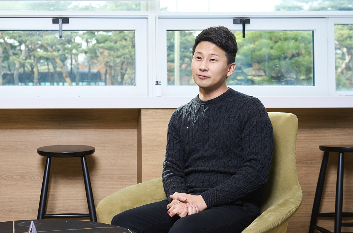 이번 연구 개발 성과에 대해 설명하는 연구원