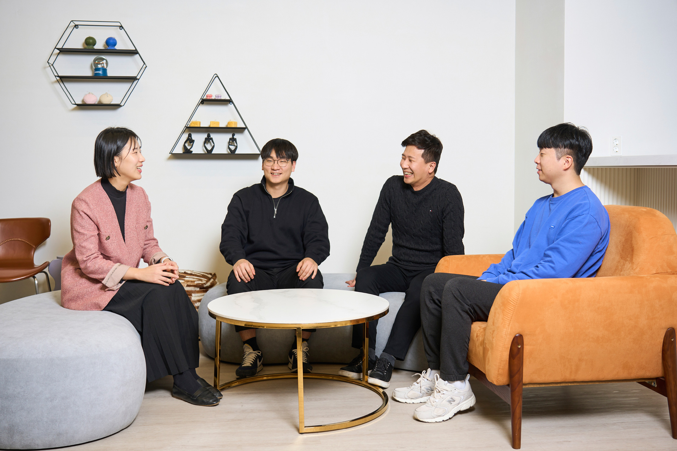 환하게 웃으며 대화를 나누고 있는 AI 컨퍼런스 참여 임직원들