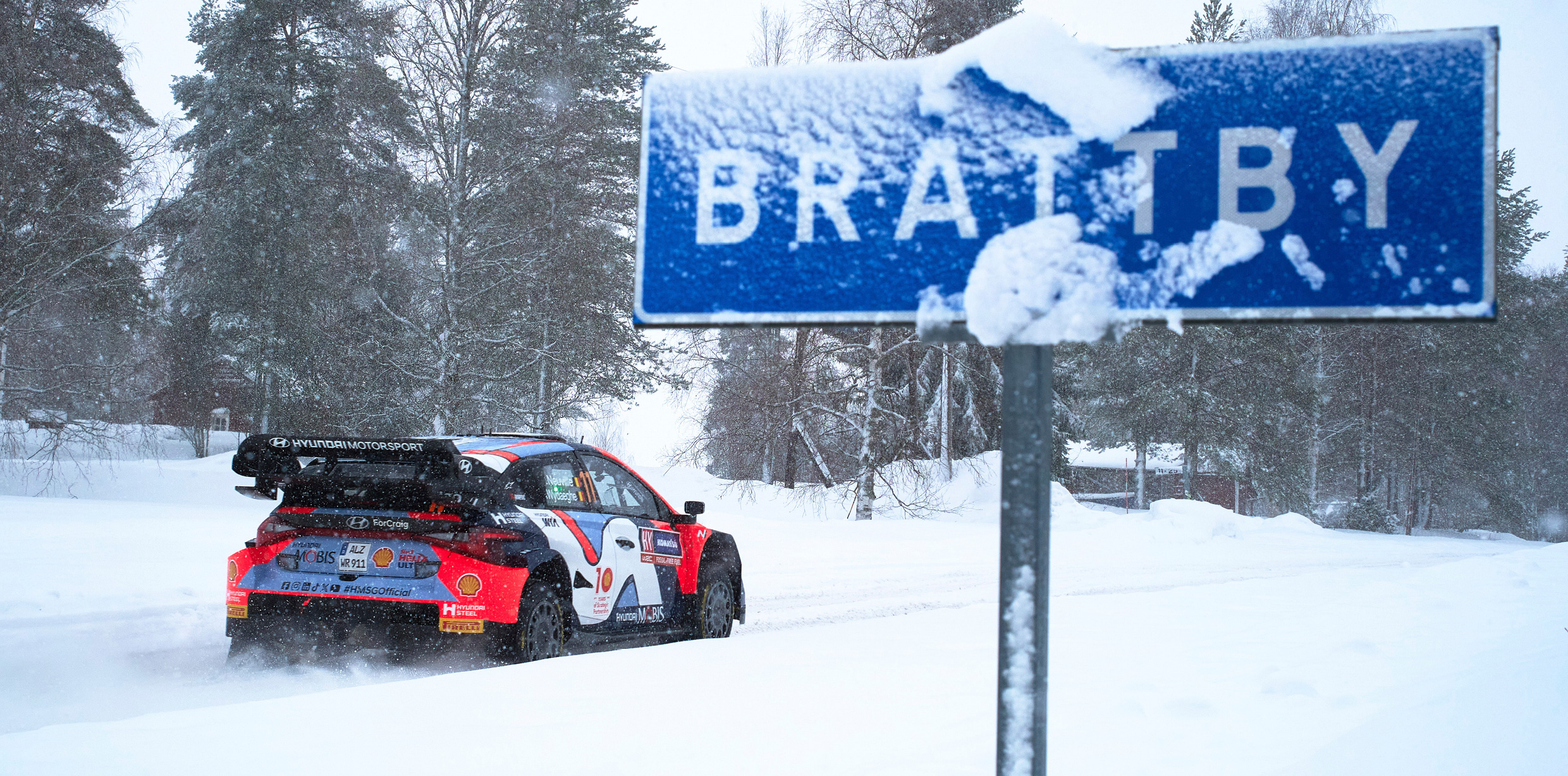 랠리카가 눈을 밟으며 나아가고 있다